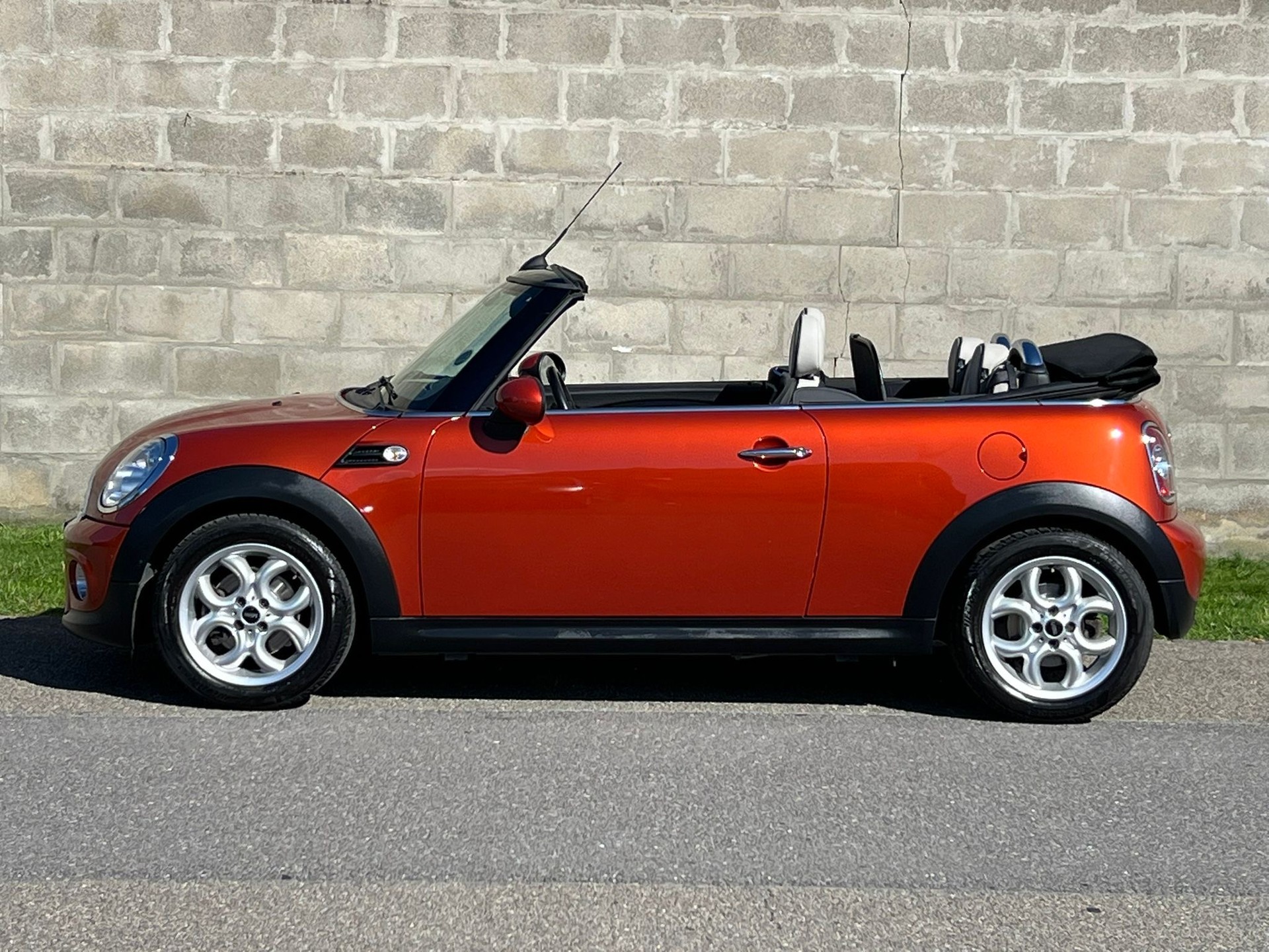 MINI Cooper Cabriolet-image-2