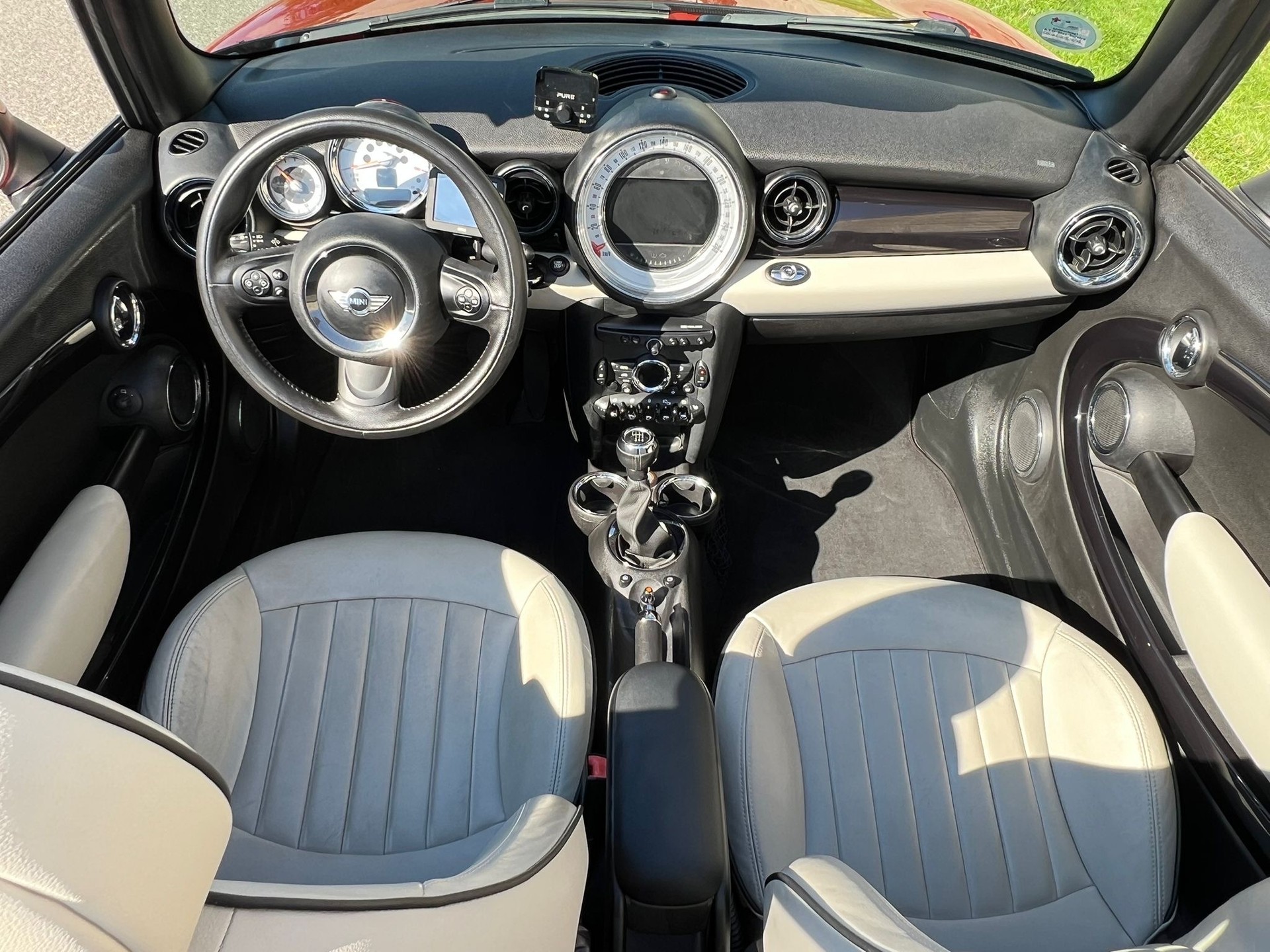 MINI Cooper Cabriolet-image-6