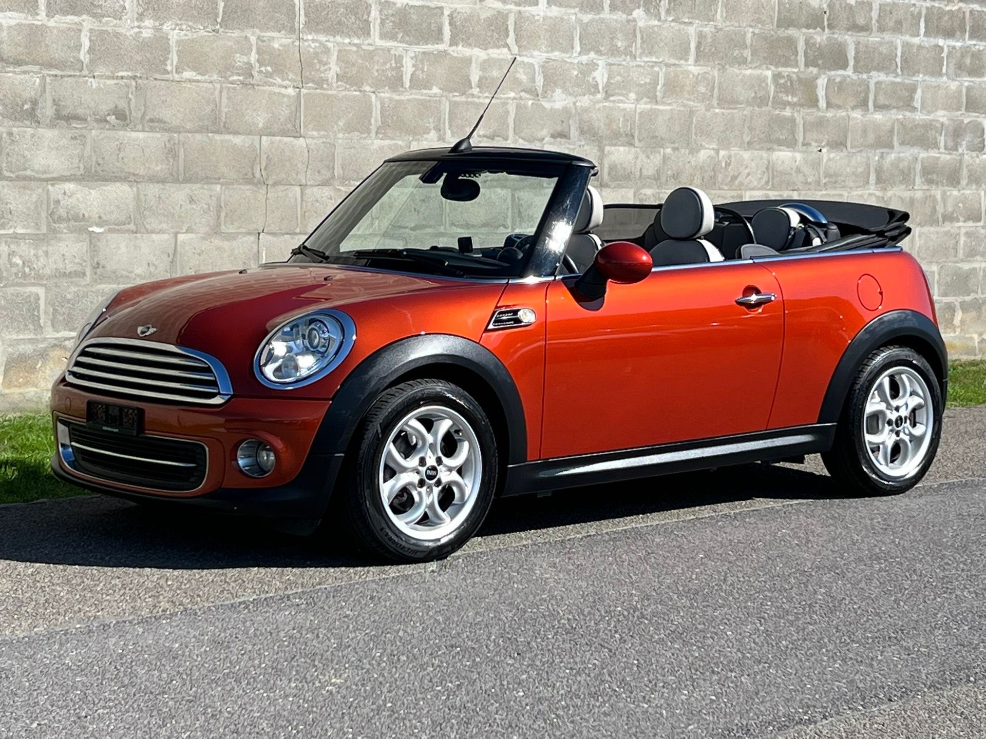 MINI Cooper Cabriolet-image-0