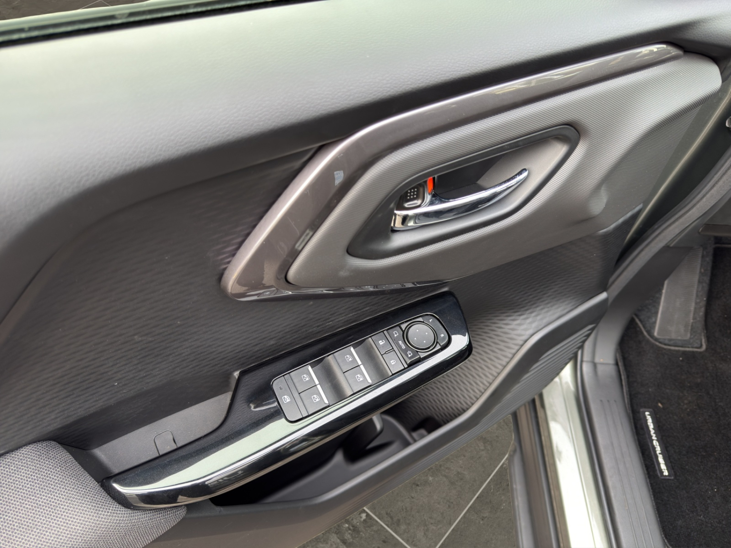 TOYOTA Urban Cruiser Premium AWD-image-10