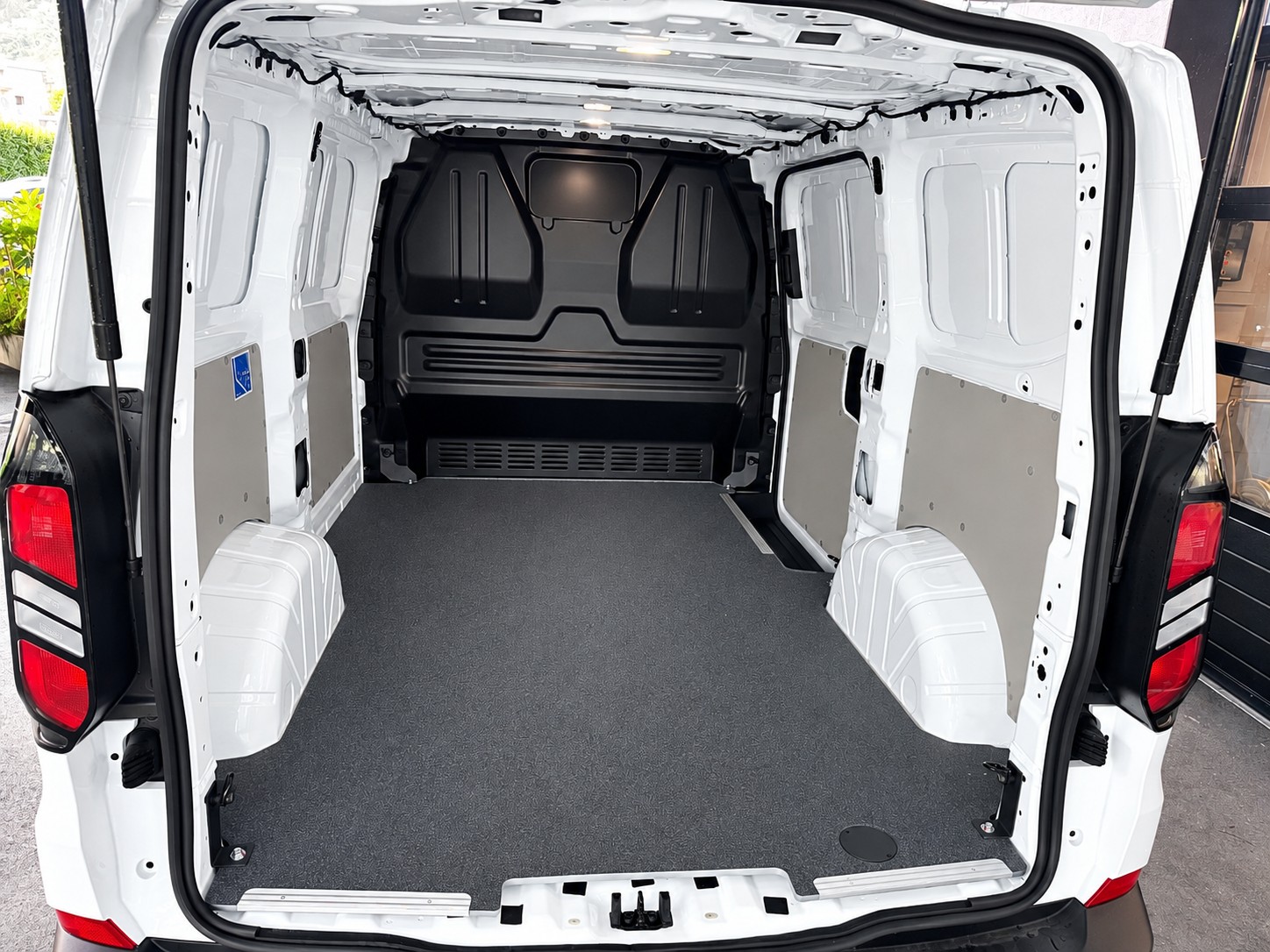 FORD Transit Custom Van PHEV 320 L1H1 Trend Automat-image-6