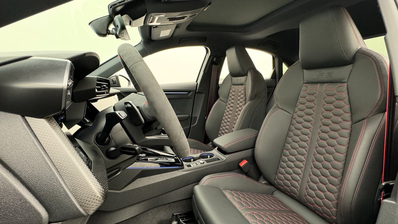 AUDI RS3 Limousine 2.5 TSI quattro S-tronic-image-4