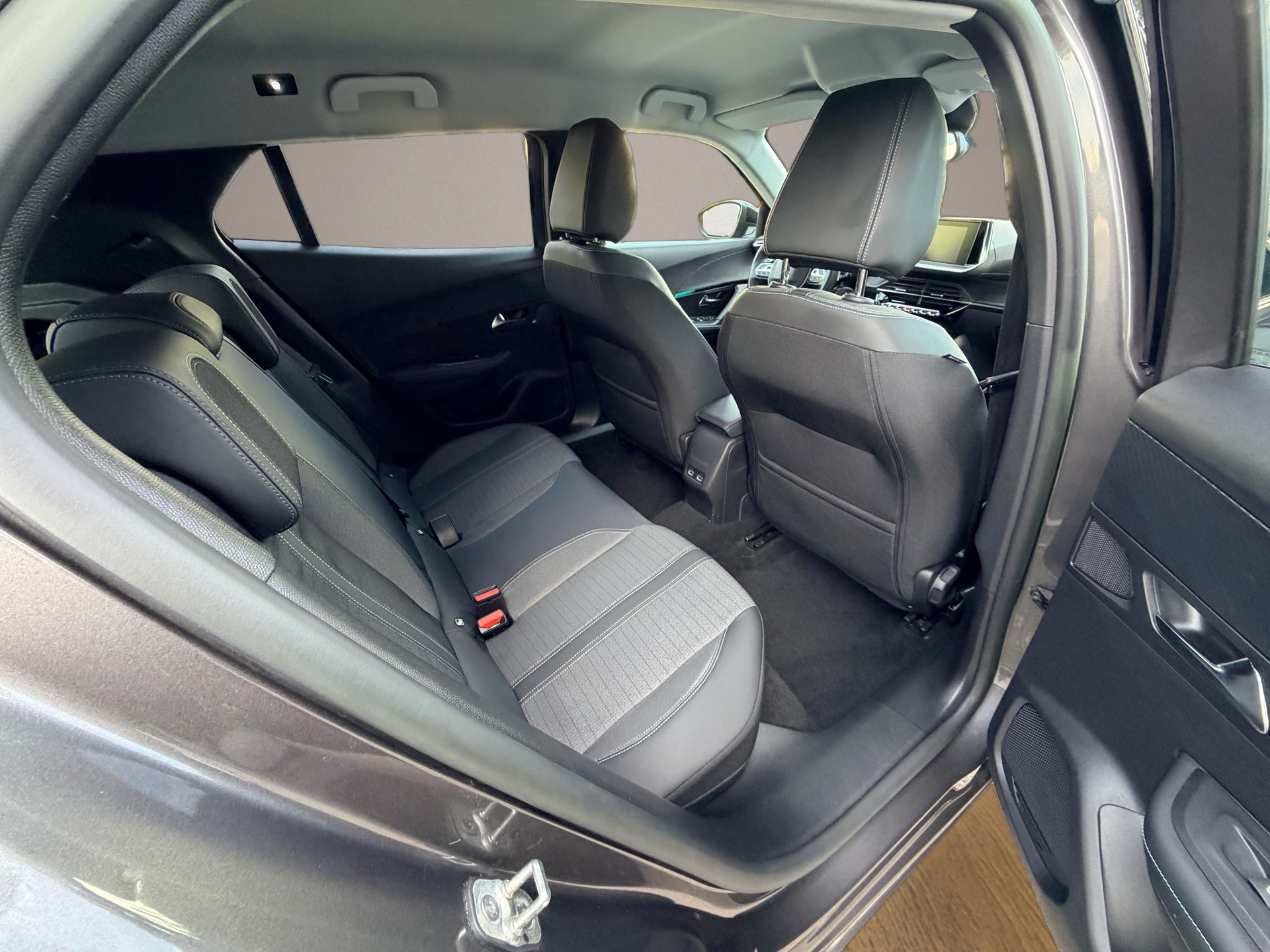 PEUGEOT 2008 1.2 PureTech Allure EAT8-image-10