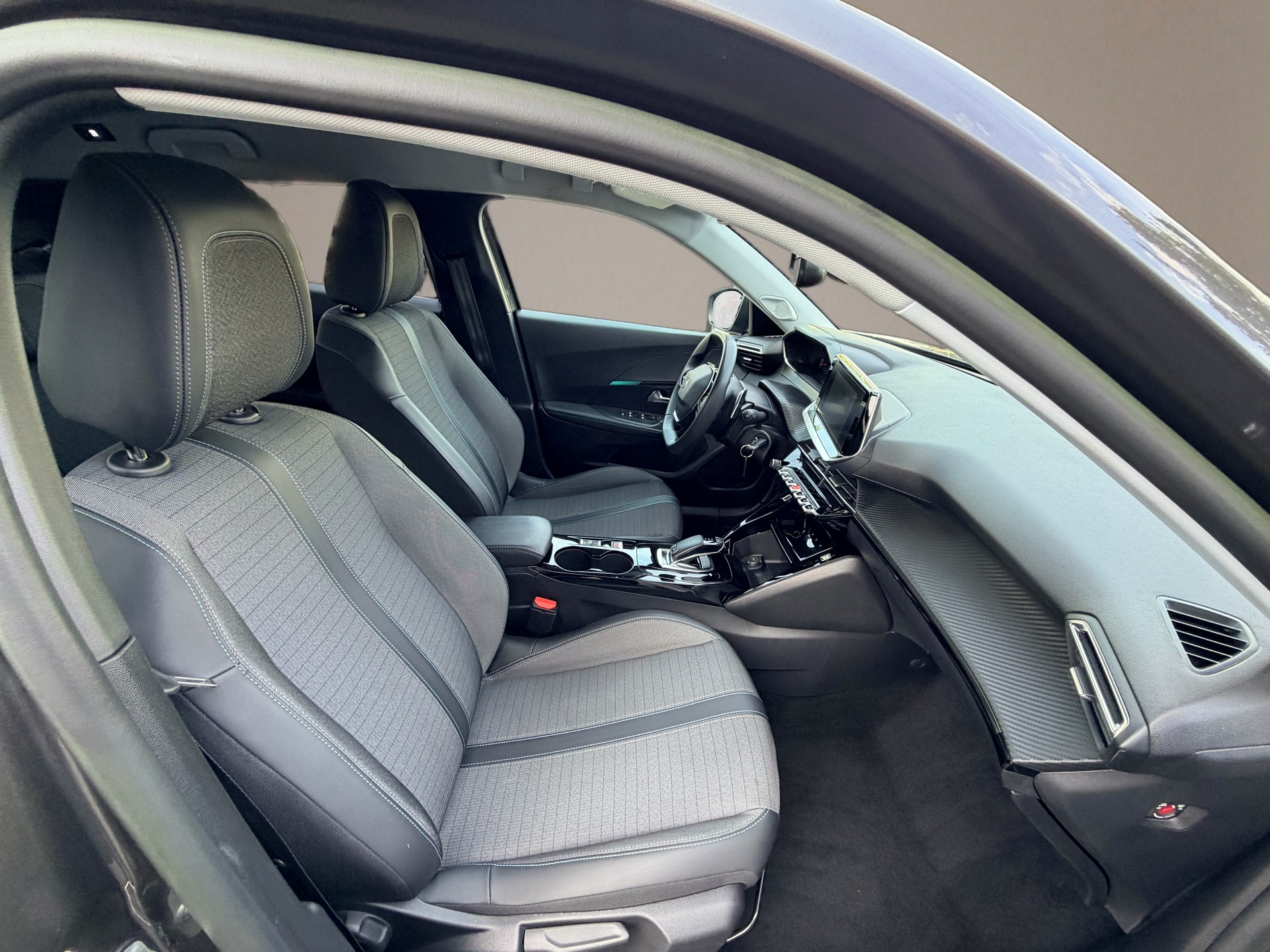 PEUGEOT 2008 1.2 PureTech Allure EAT8-image-8