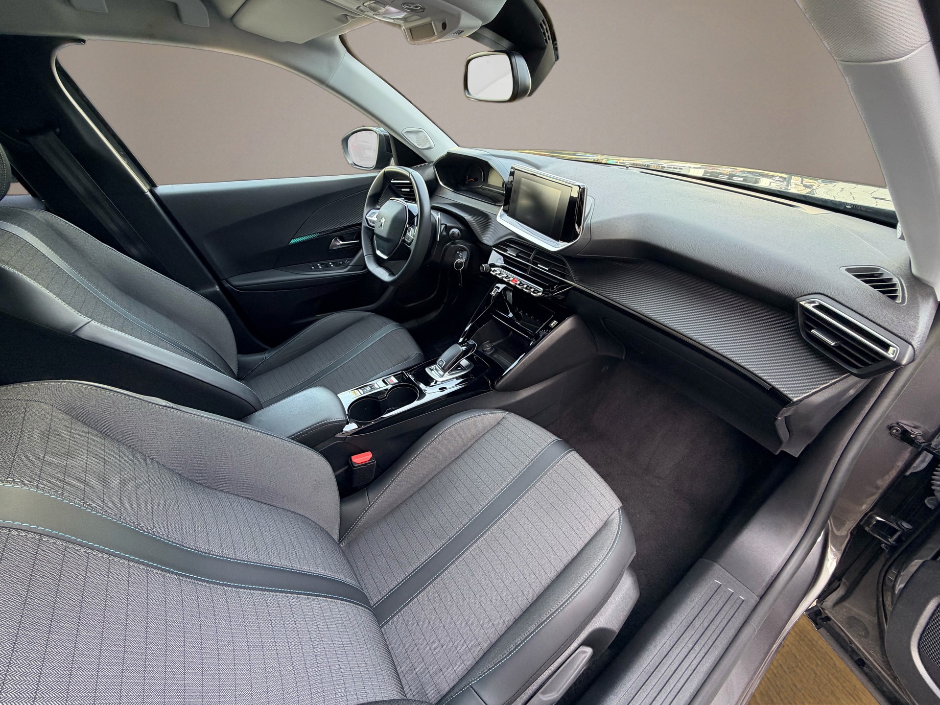 PEUGEOT 2008 1.2 PureTech Allure EAT8-image-9