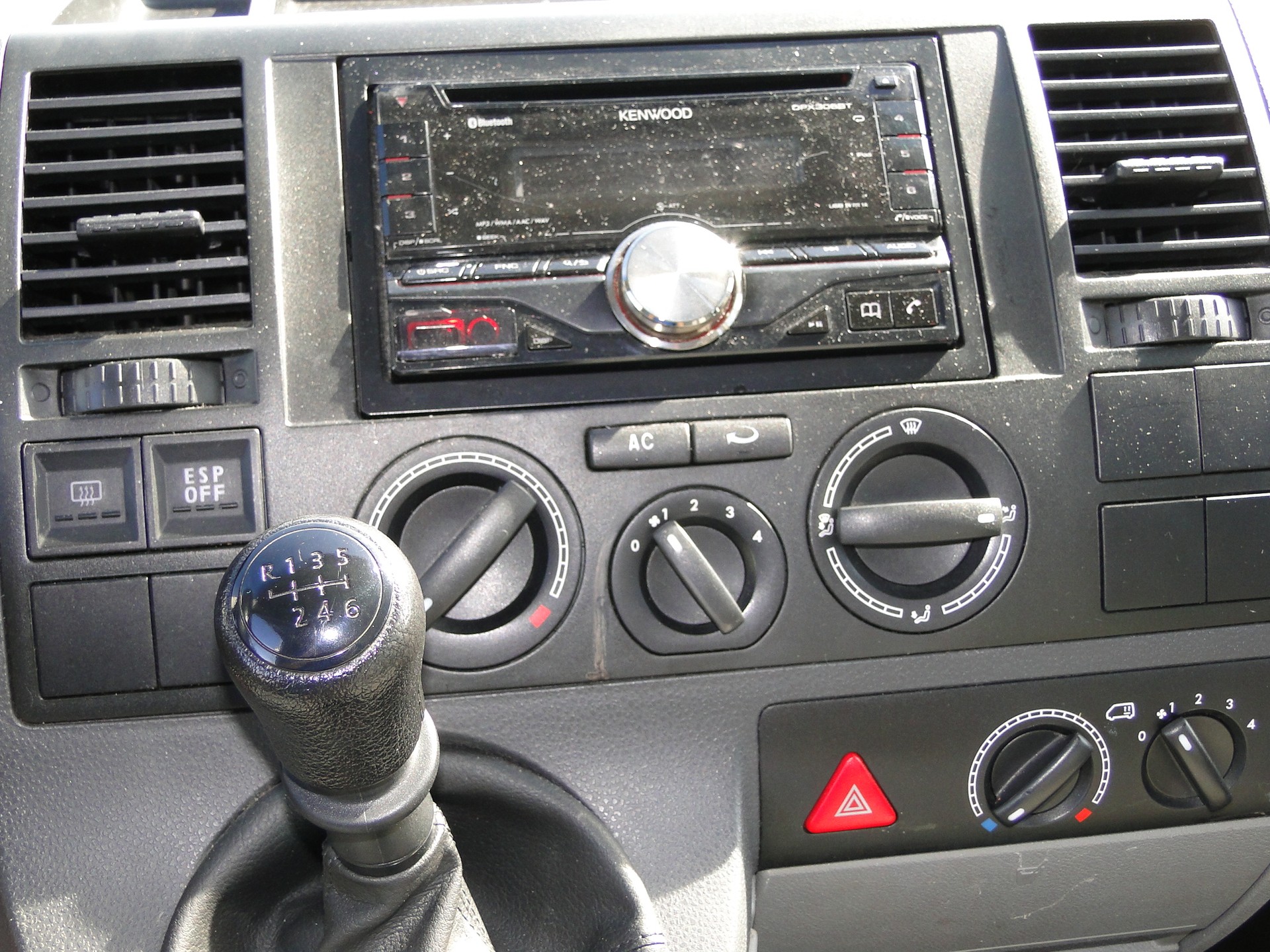 VW Caravelle 2.5-image-9