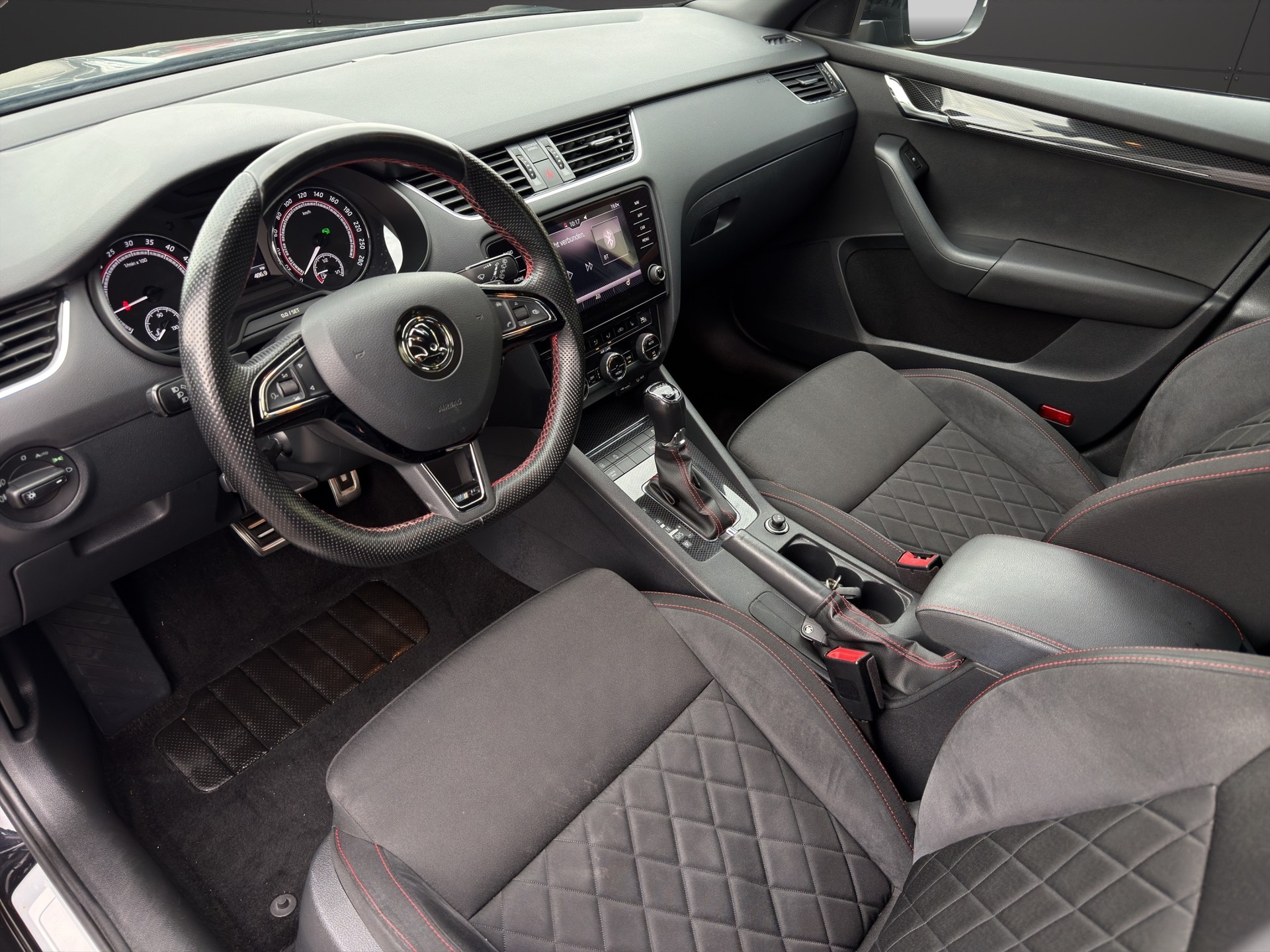 SKODA Octavia Combi 2.0 TDI RS 4x4 DSG-image-9