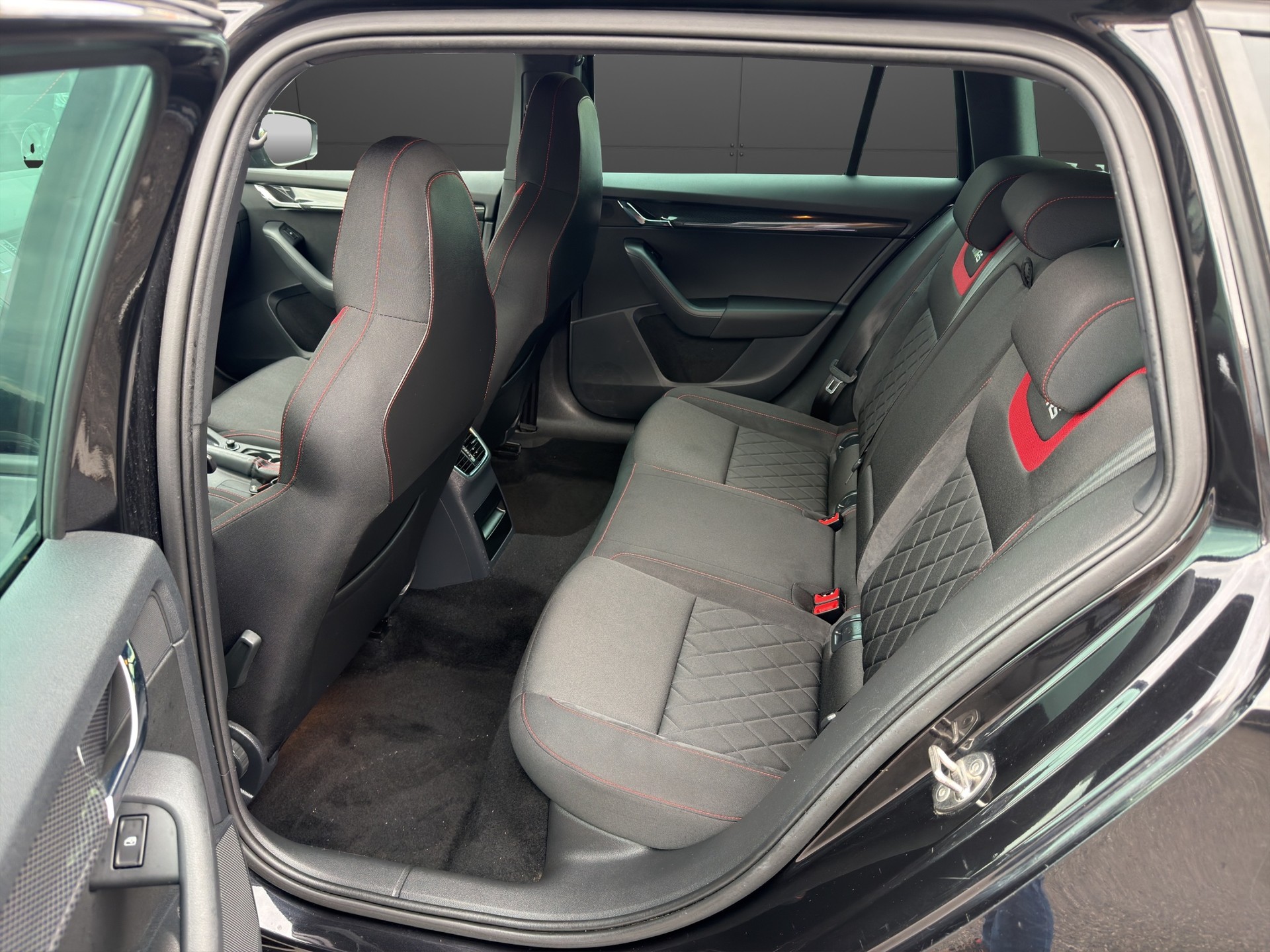 SKODA Octavia Combi 2.0 TDI RS 4x4 DSG-image-22