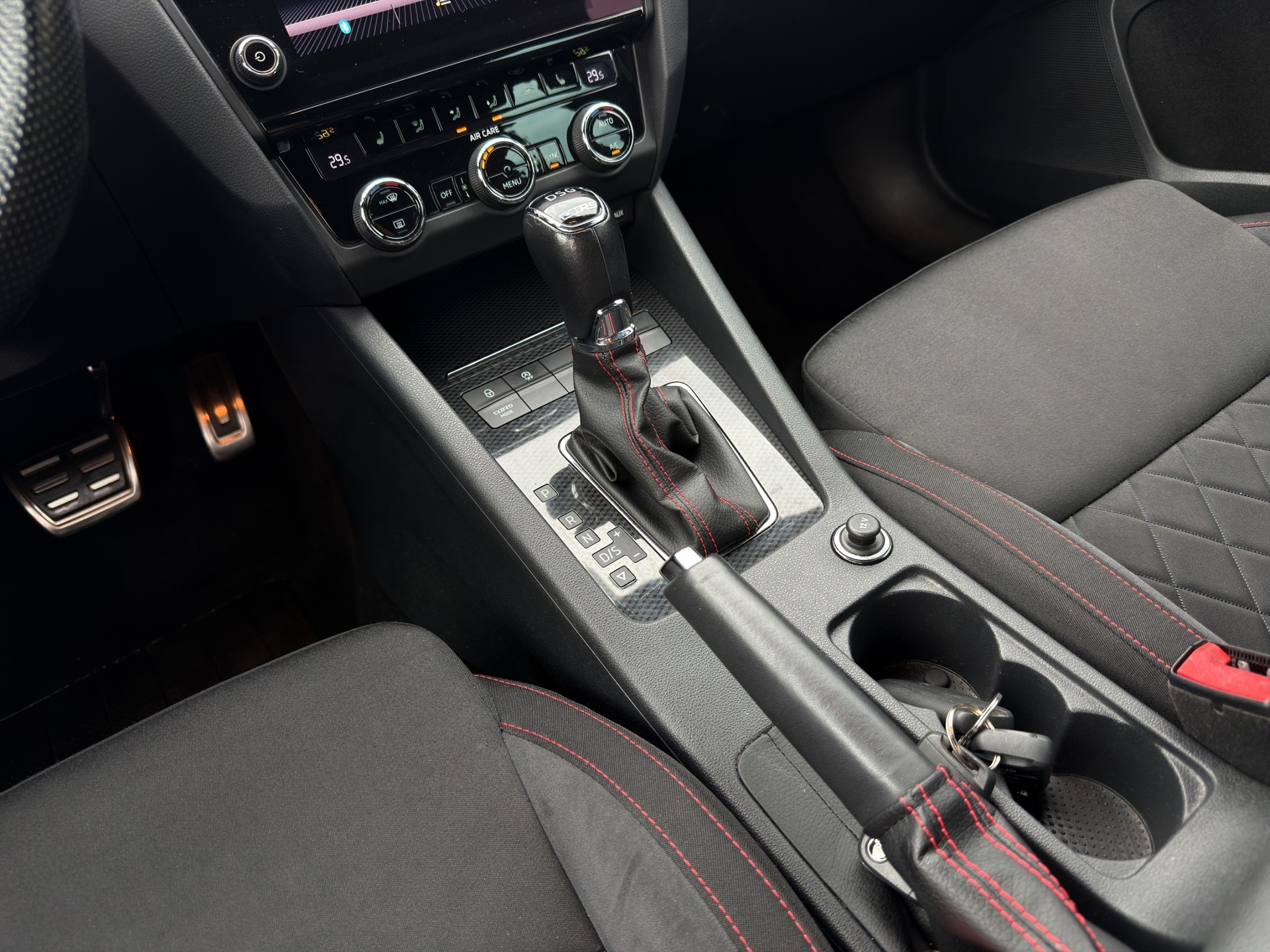 SKODA Octavia Combi 2.0 TDI RS 4x4 DSG-image-16