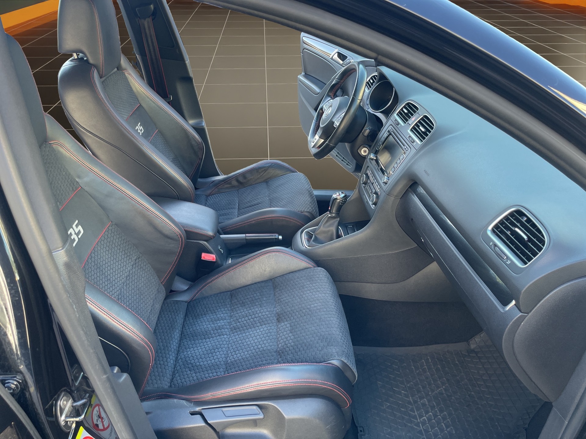 VW Golf 2.0 TSI GTI Edition 35-image-12