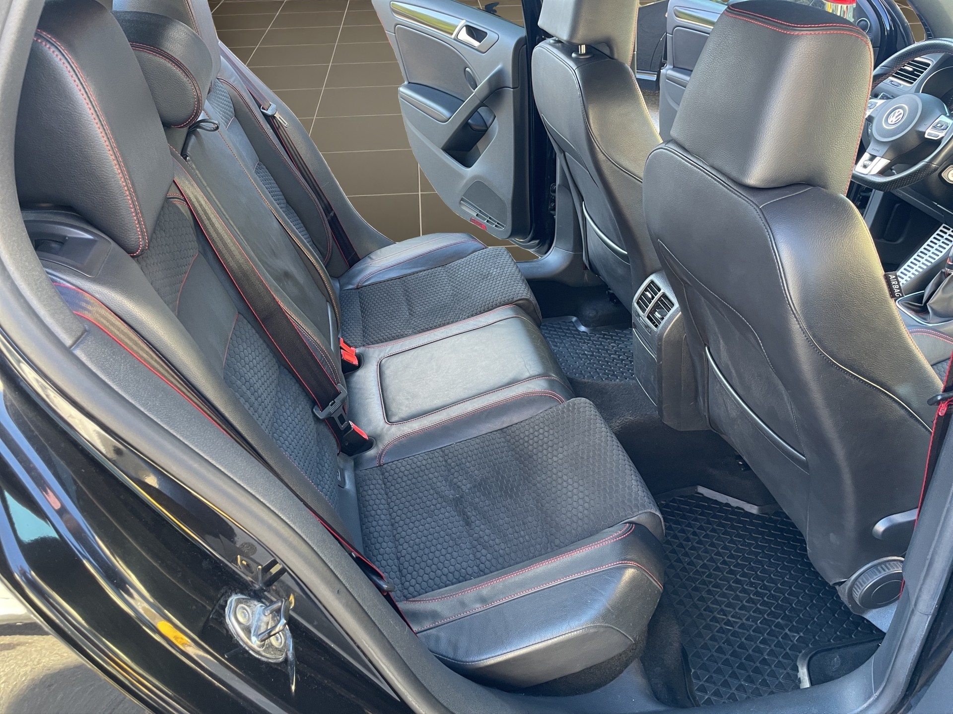 VW Golf 2.0 TSI GTI Edition 35-image-14