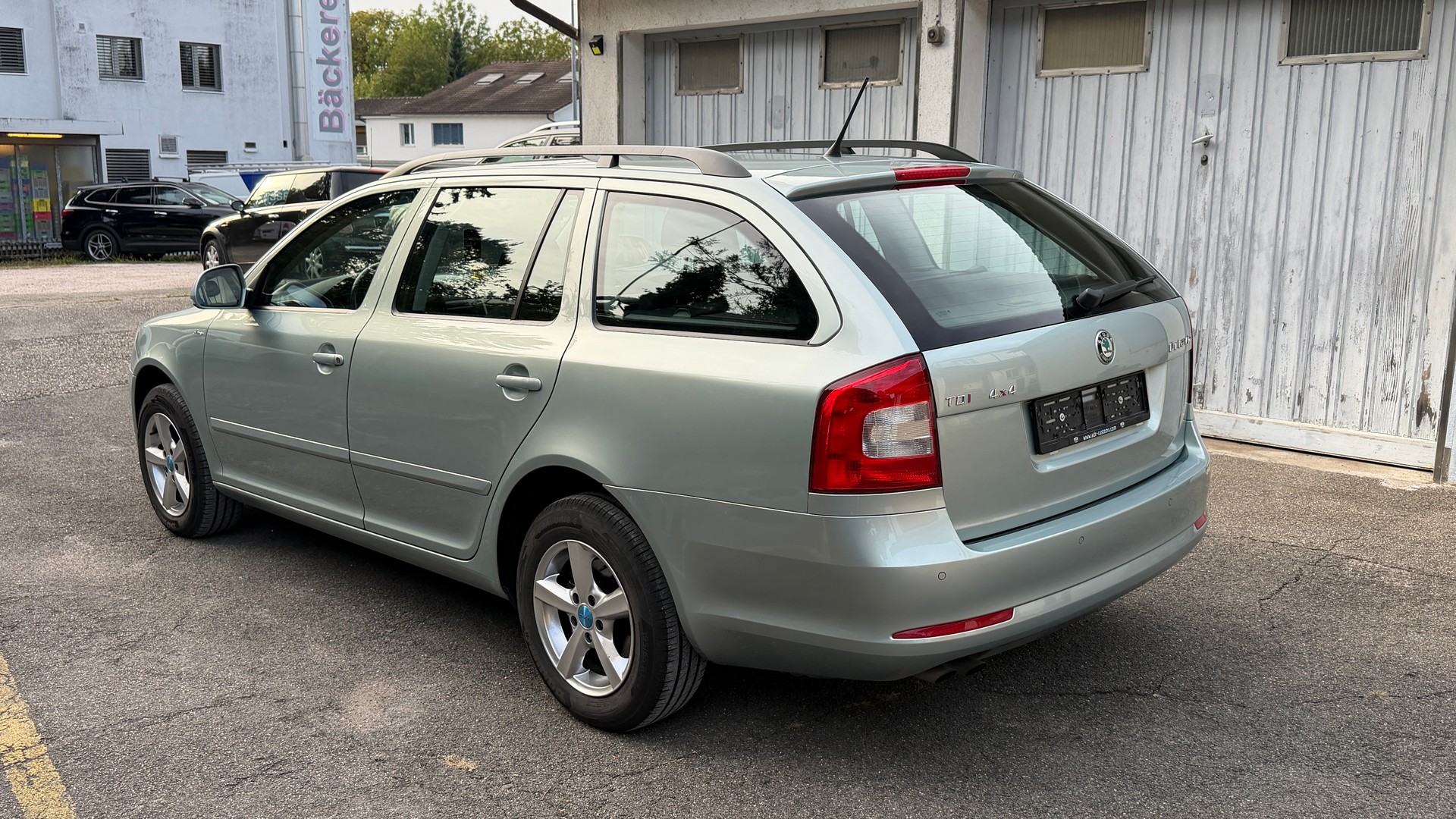 SKODA Octavia Combi 2.0 TDI AllDrive 4x4 DSG **Frisch ab MFK**-image-2