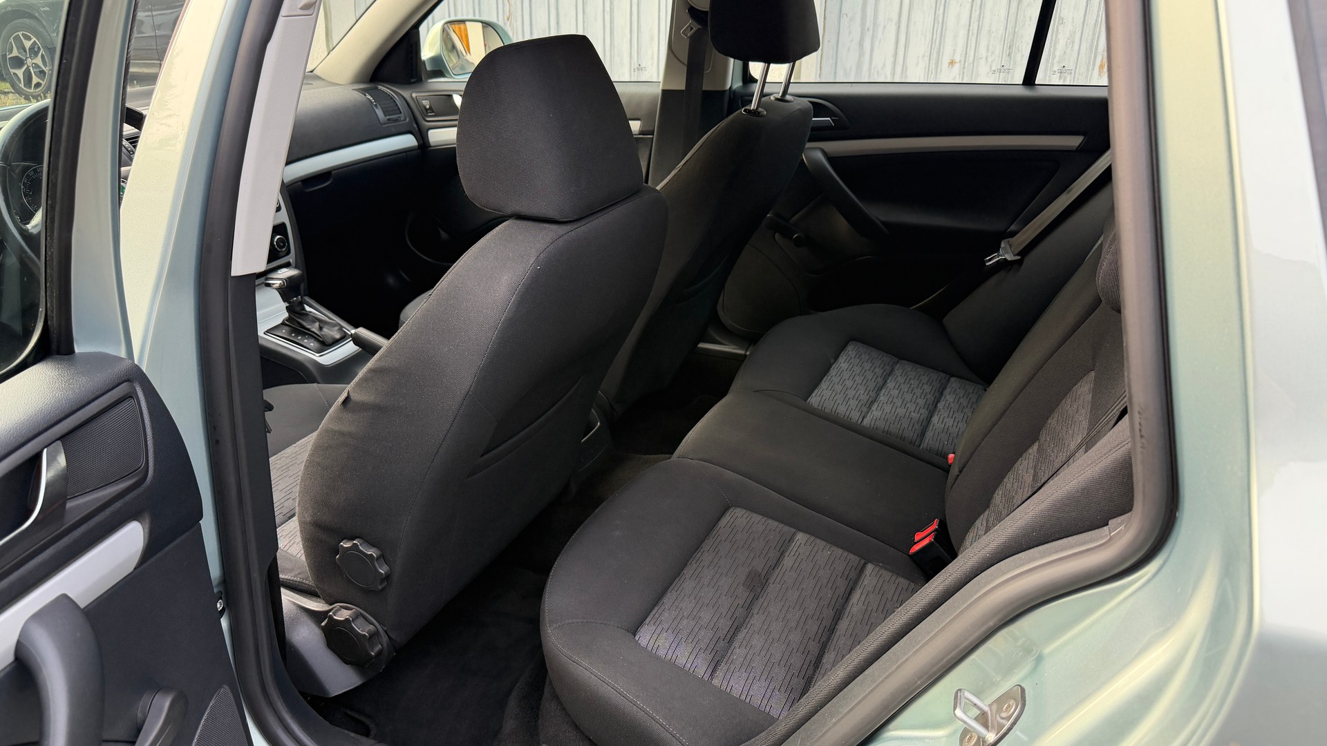 SKODA Octavia Combi 2.0 TDI AllDrive 4x4 DSG **Frisch ab MFK**-image-8