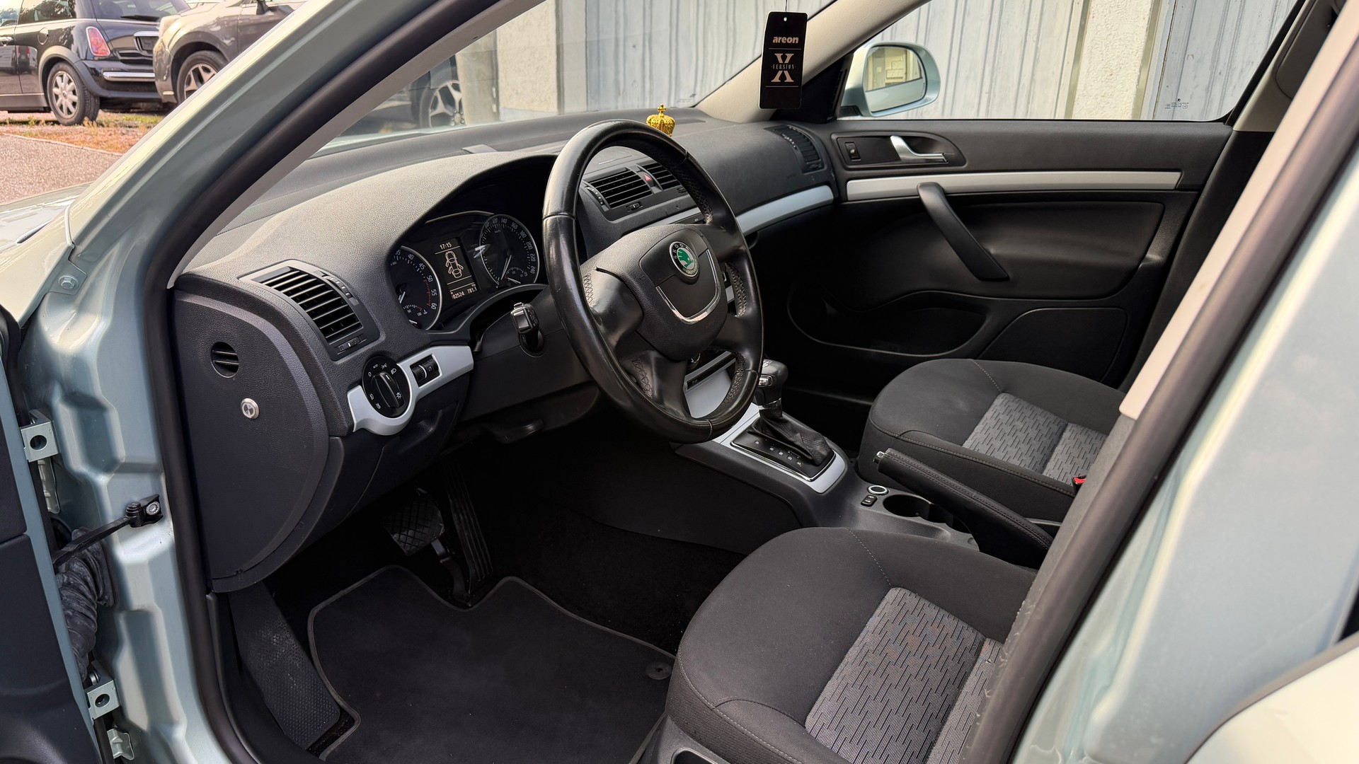 SKODA Octavia Combi 2.0 TDI AllDrive 4x4 DSG **Frisch ab MFK**-image-7