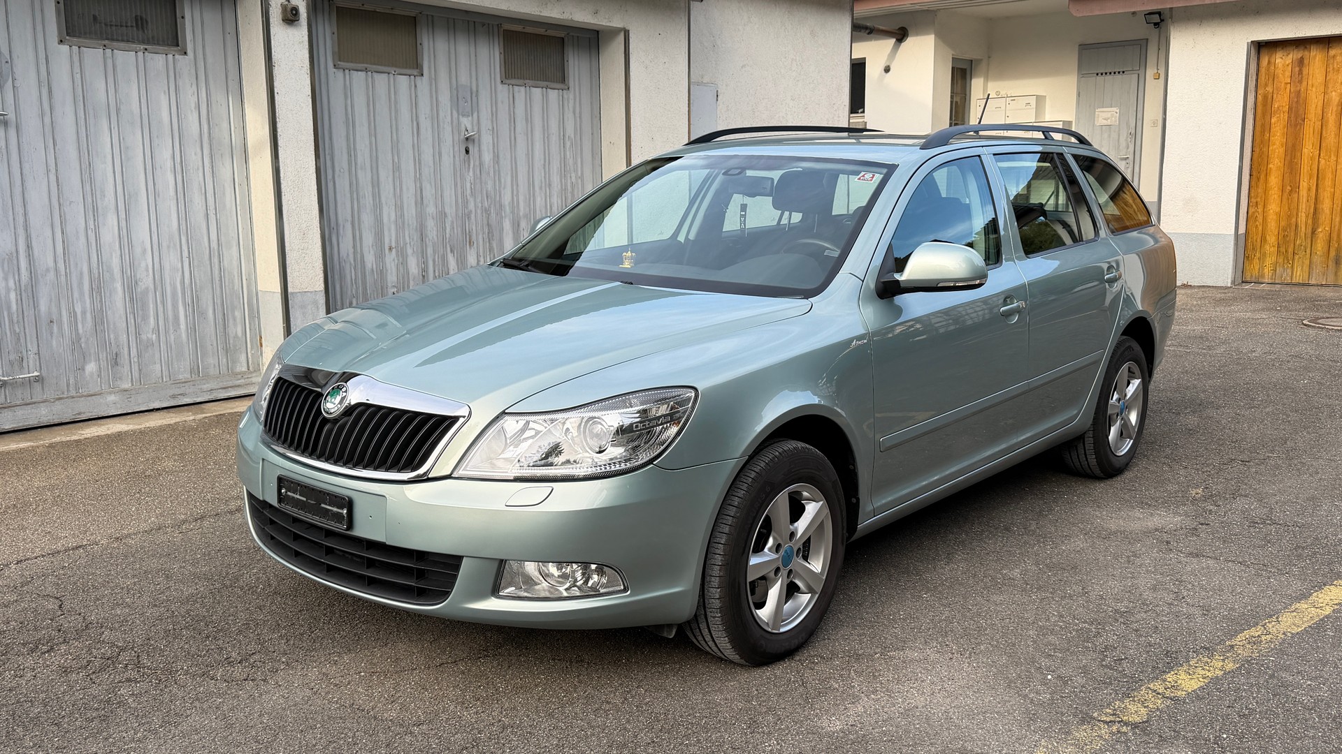 SKODA Octavia Combi 2.0 TDI AllDrive 4x4 DSG **Frisch ab MFK**-image-0