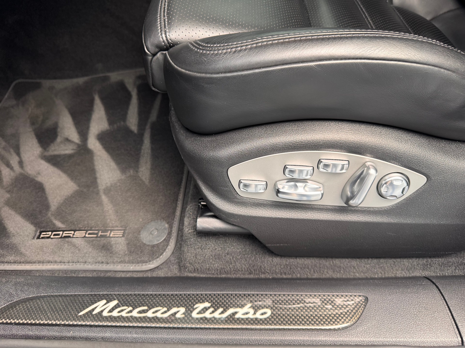 PORSCHE Macan Turbo PDK-image-12