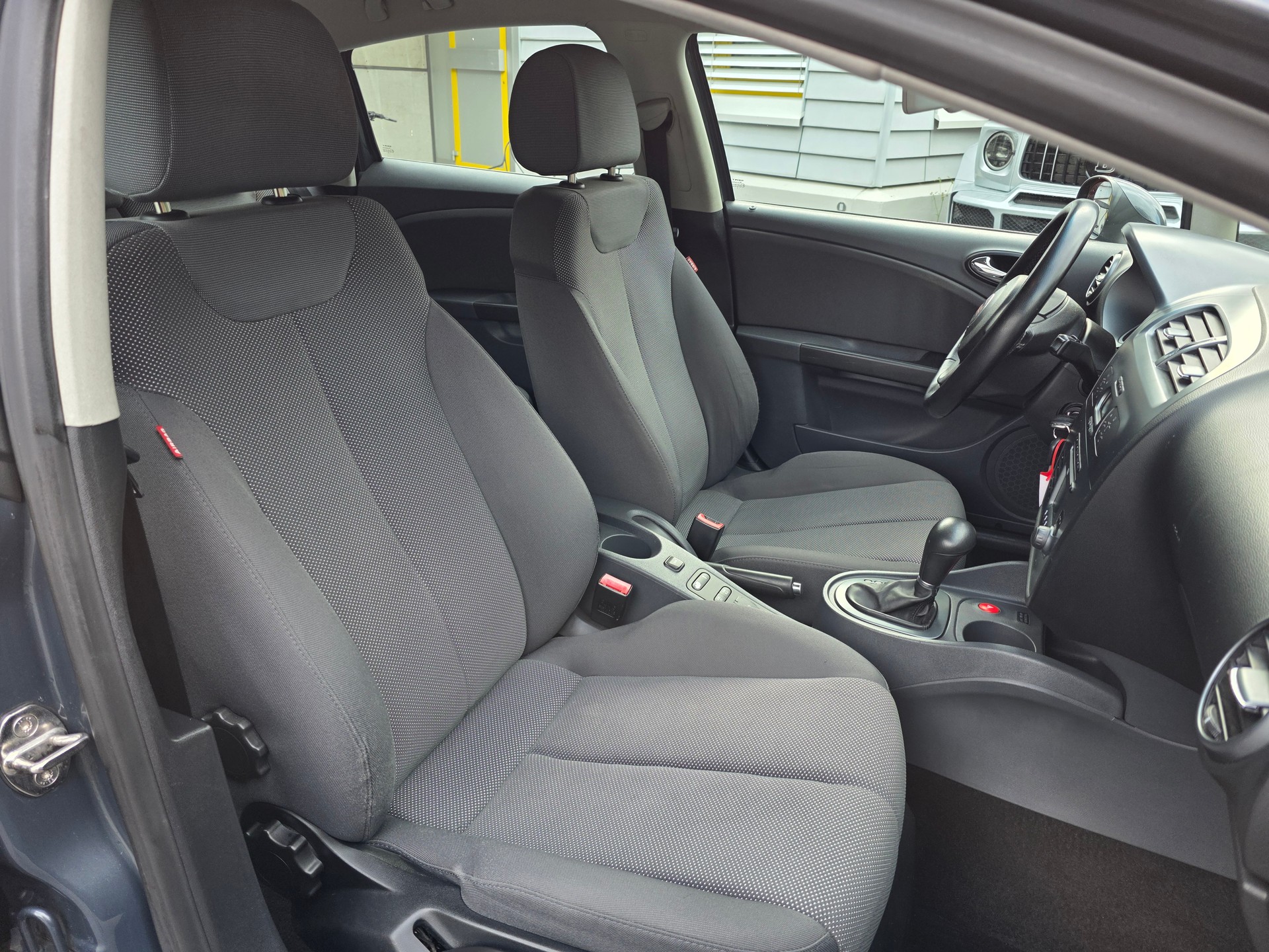 SEAT Leon 2.0 FSI Stylance / Frisch ab gr. Service und MFK-image-9
