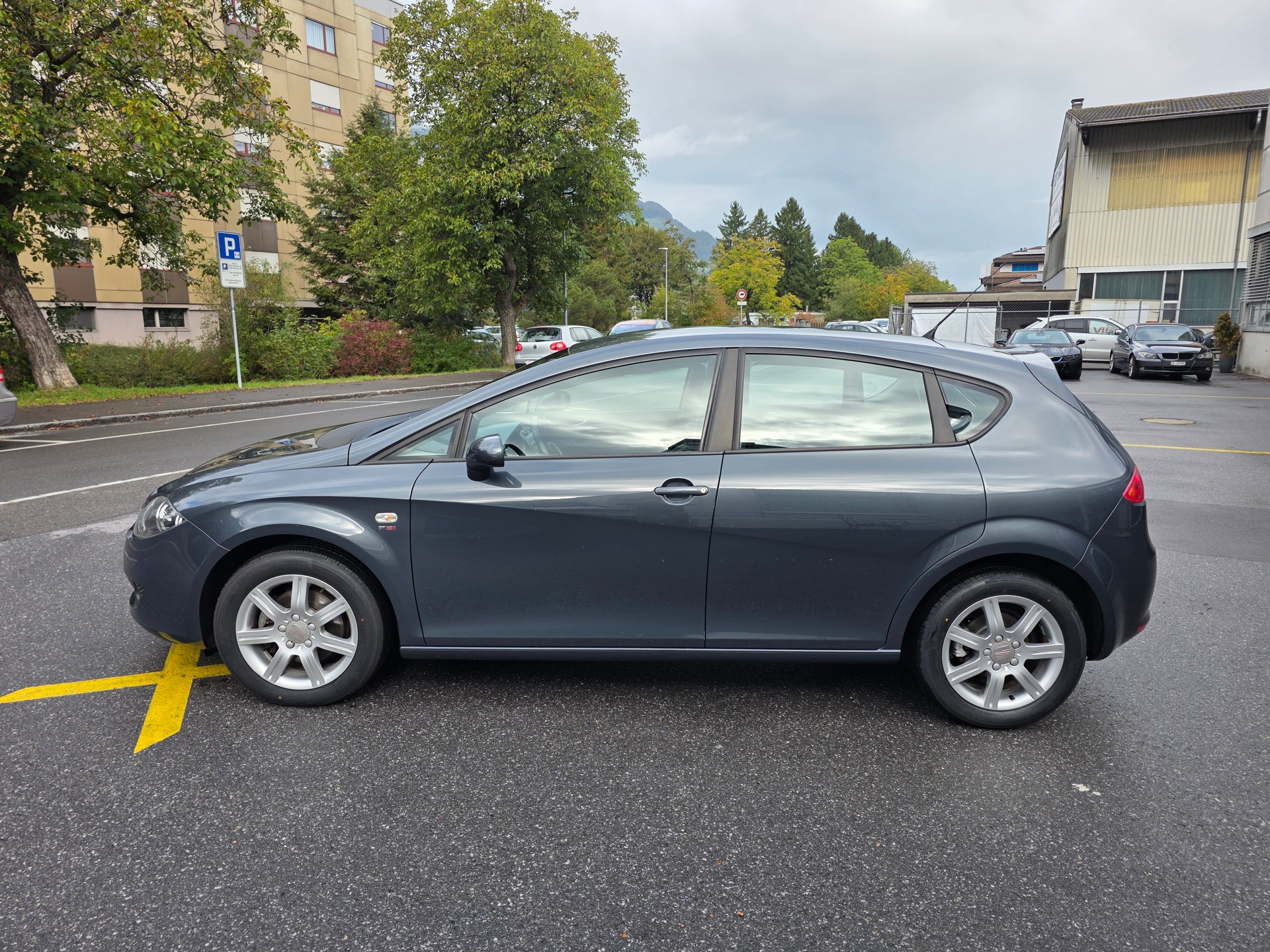 SEAT Leon 2.0 FSI Stylance / Frisch ab gr. Service und MFK-image-1