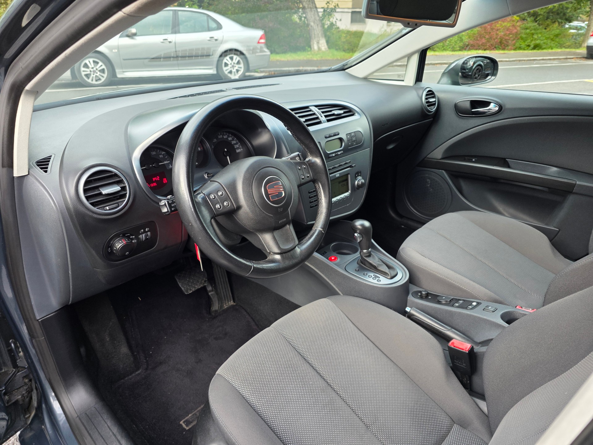 SEAT Leon 2.0 FSI Stylance / Frisch ab gr. Service und MFK-image-10