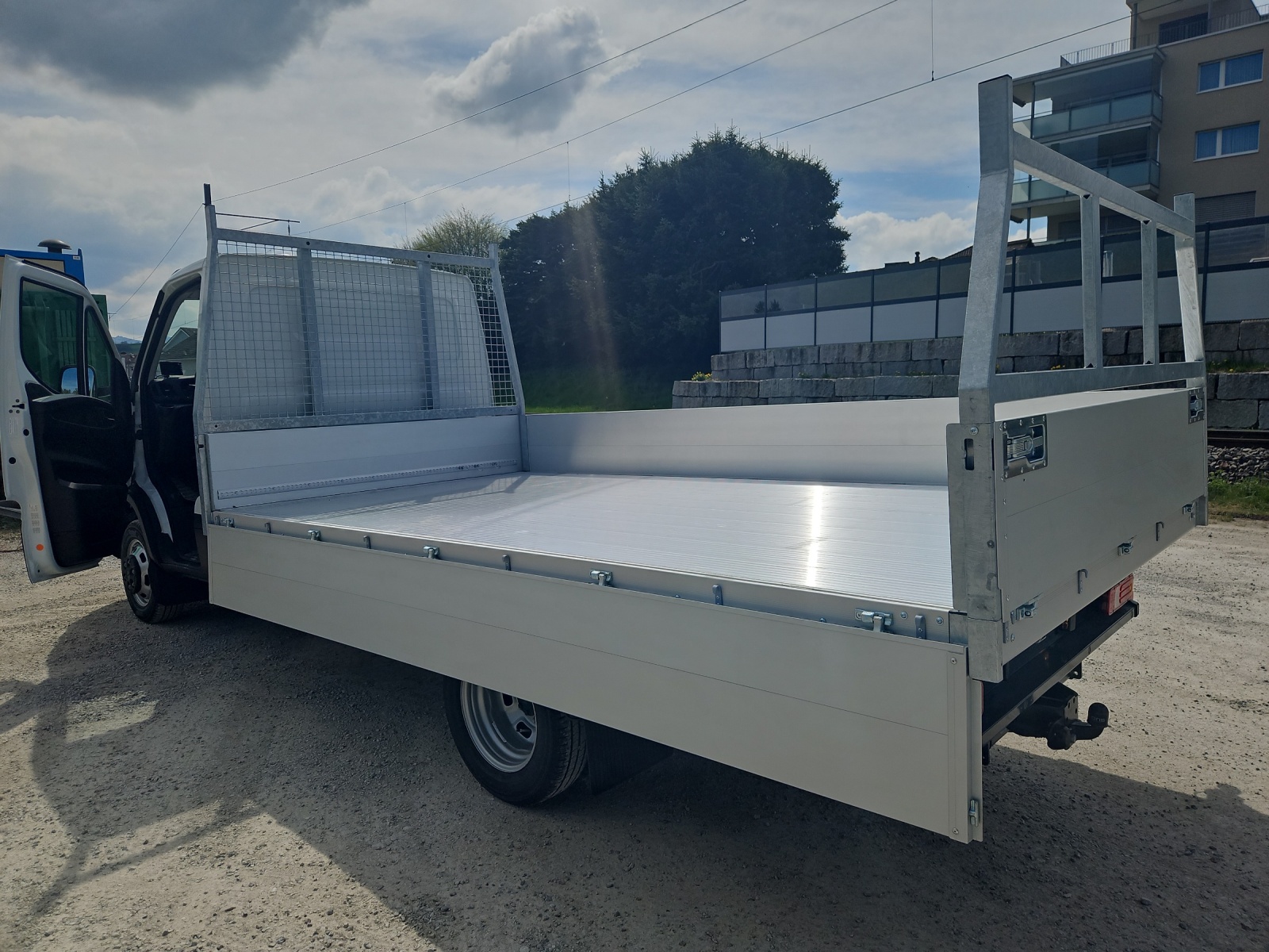 IVECO 35C18H A8 Zwillingsbereifung mit 4000 x 2100mm Voll-Alupritsche.-image-8