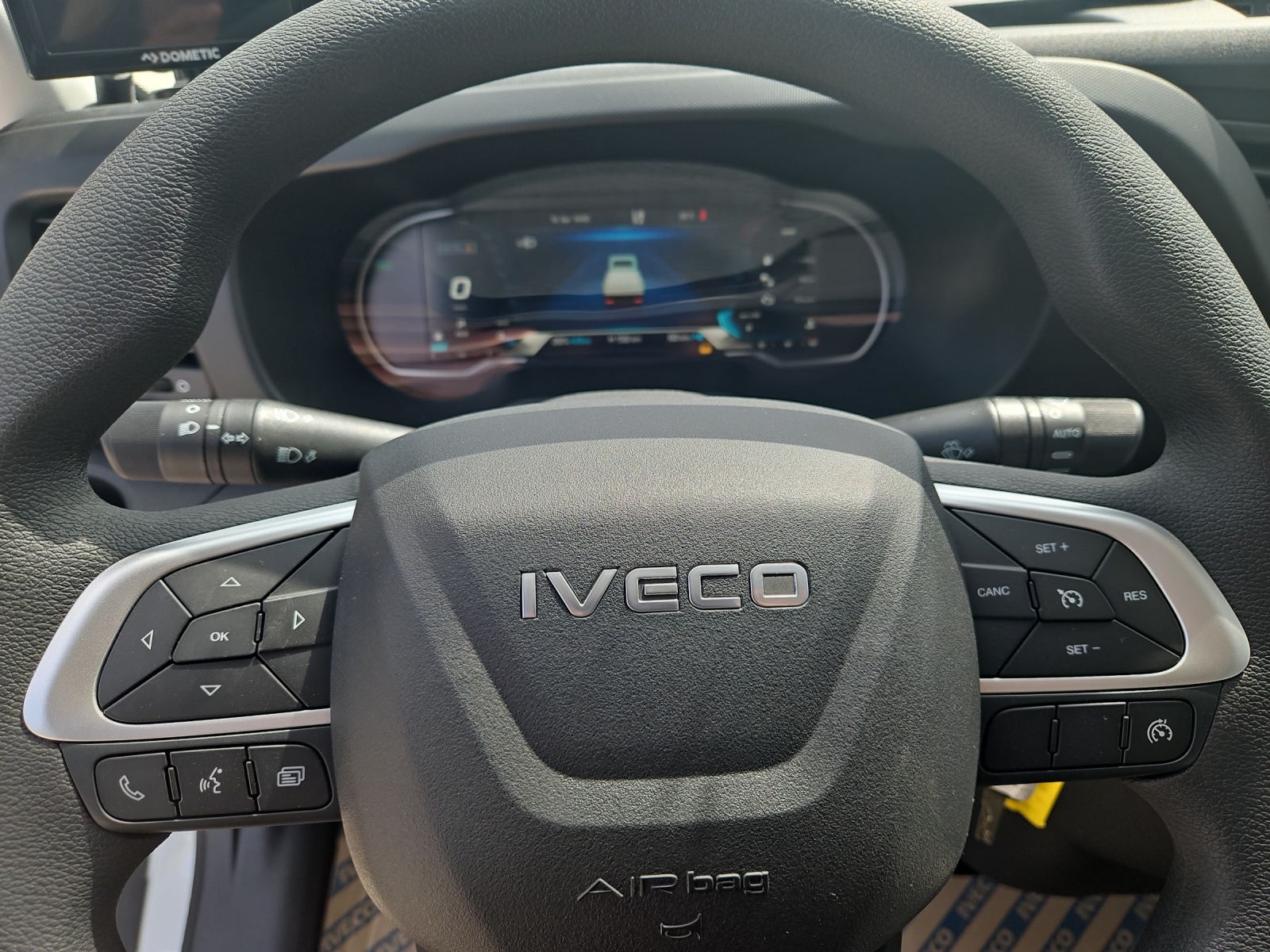 IVECO 35C18H A8 Zwillingsbereifung mit 4000 x 2100mm Voll-Alupritsche.-image-6