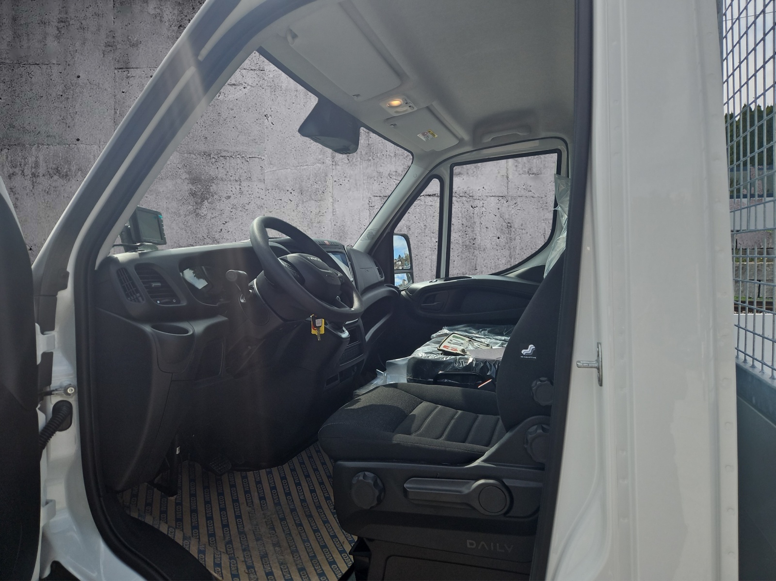IVECO 35C18H A8 Zwillingsbereifung mit 4000 x 2100mm Voll-Alupritsche.-image-2