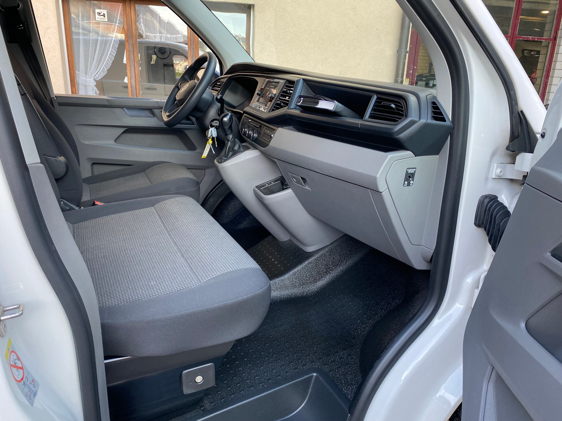 VW T6.1 2.0 TDI 4Motion DSG-image-4