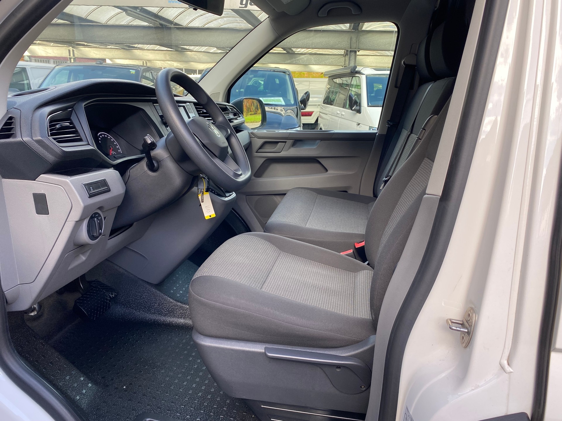 VW T6.1 2.0 TDI 4Motion DSG-image-2