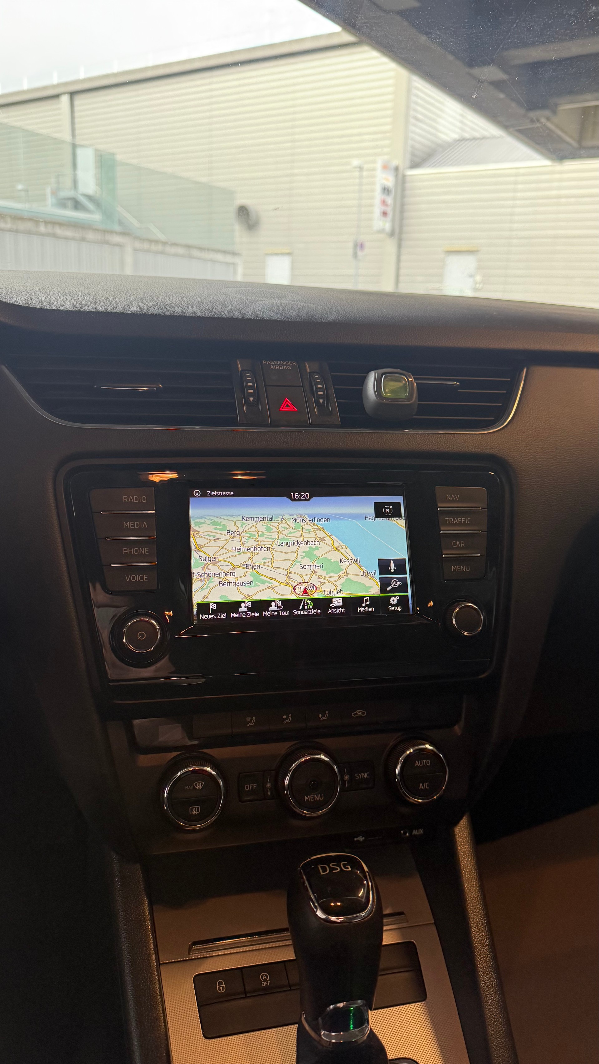 SKODA Octavia Combi 1.6 TDI Swiss Edition DSG-image-5
