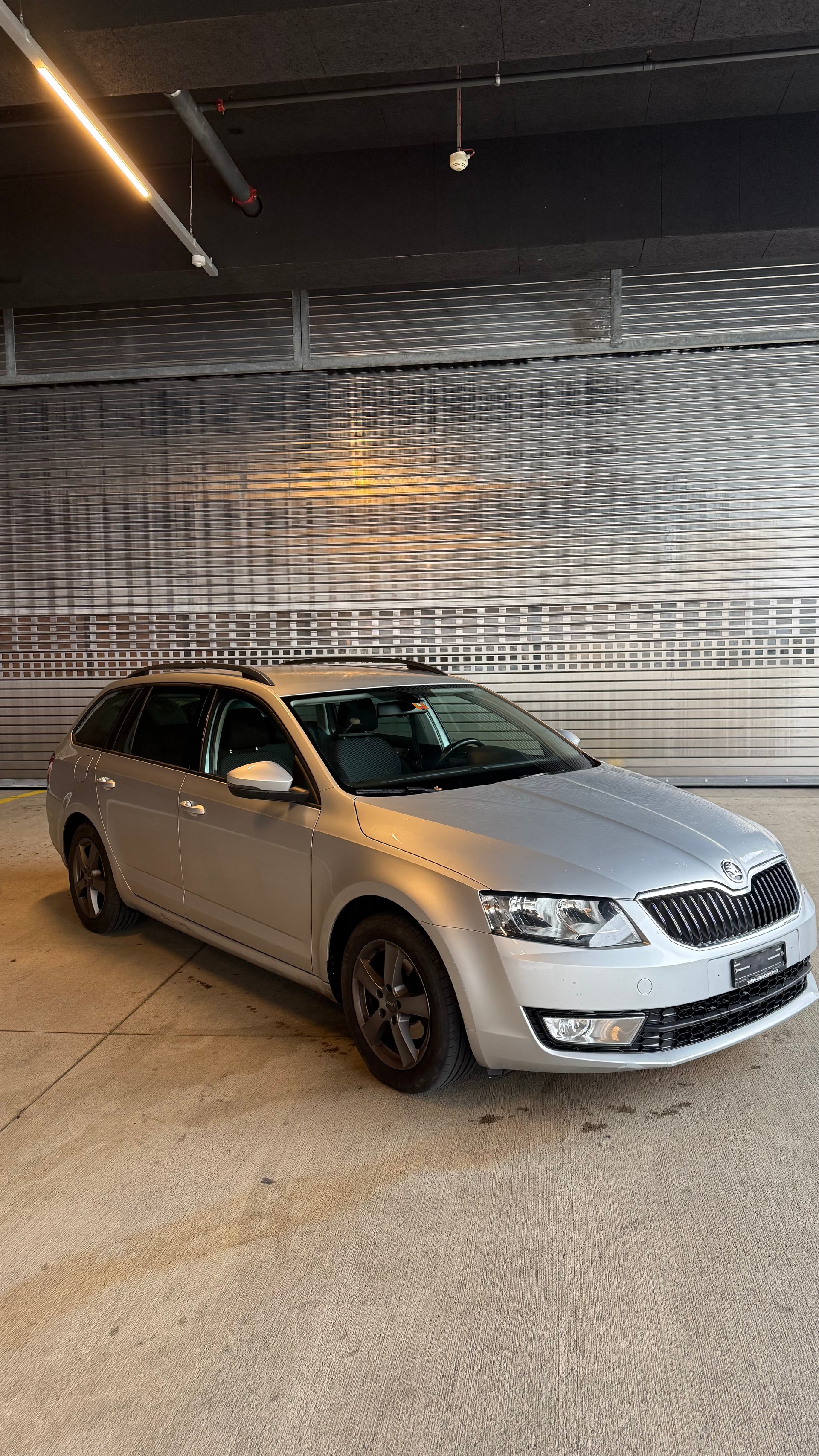 SKODA Octavia Combi 1.6 TDI Swiss Edition DSG-image-2