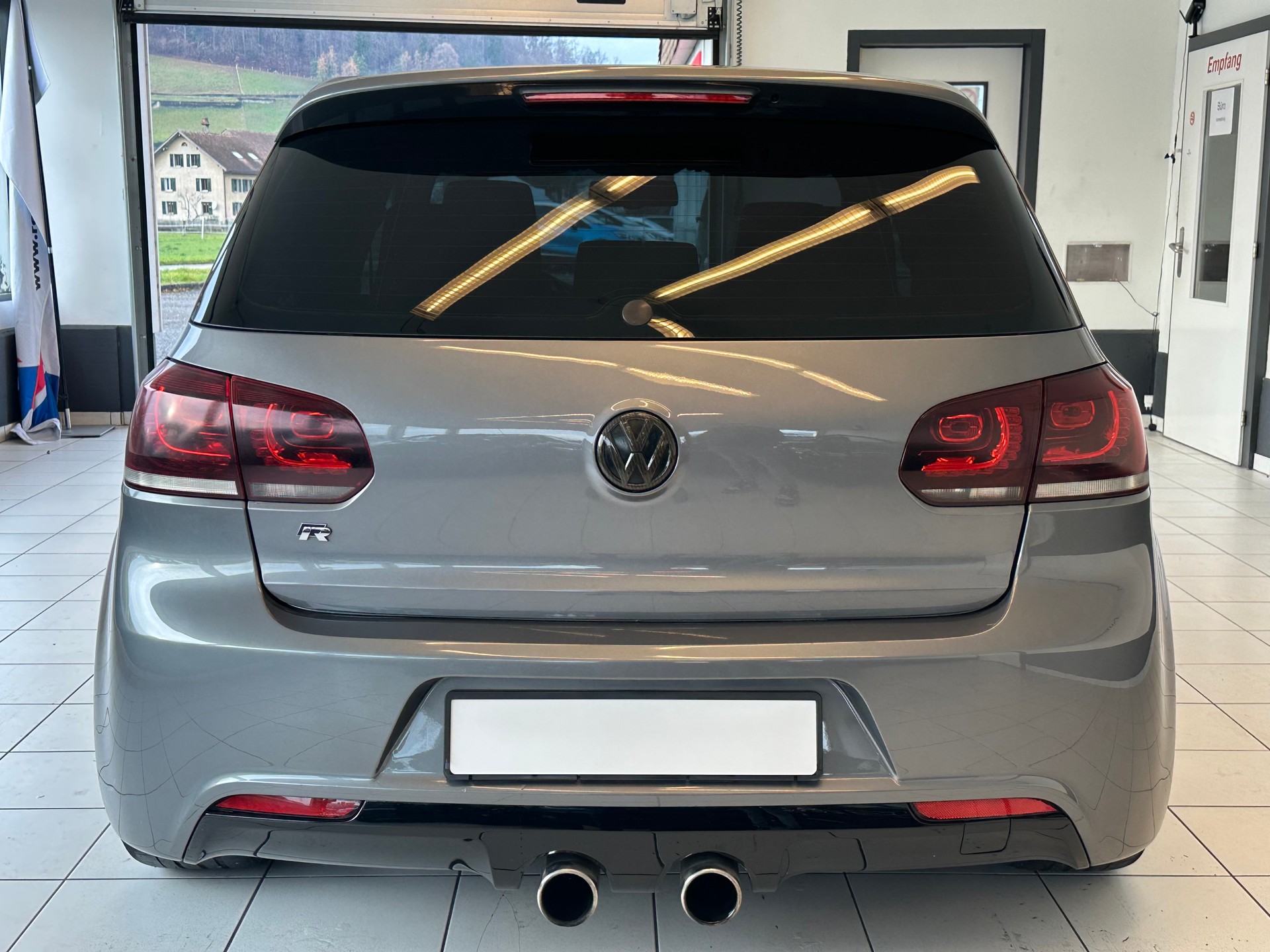VW Golf 2.0 TSI R 4Motion-image-4
