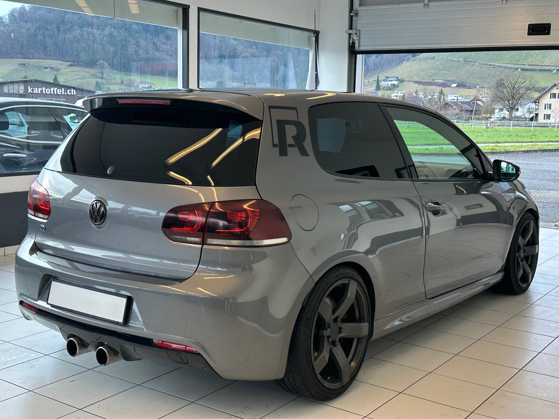 VW Golf 2.0 TSI R 4Motion-image-3