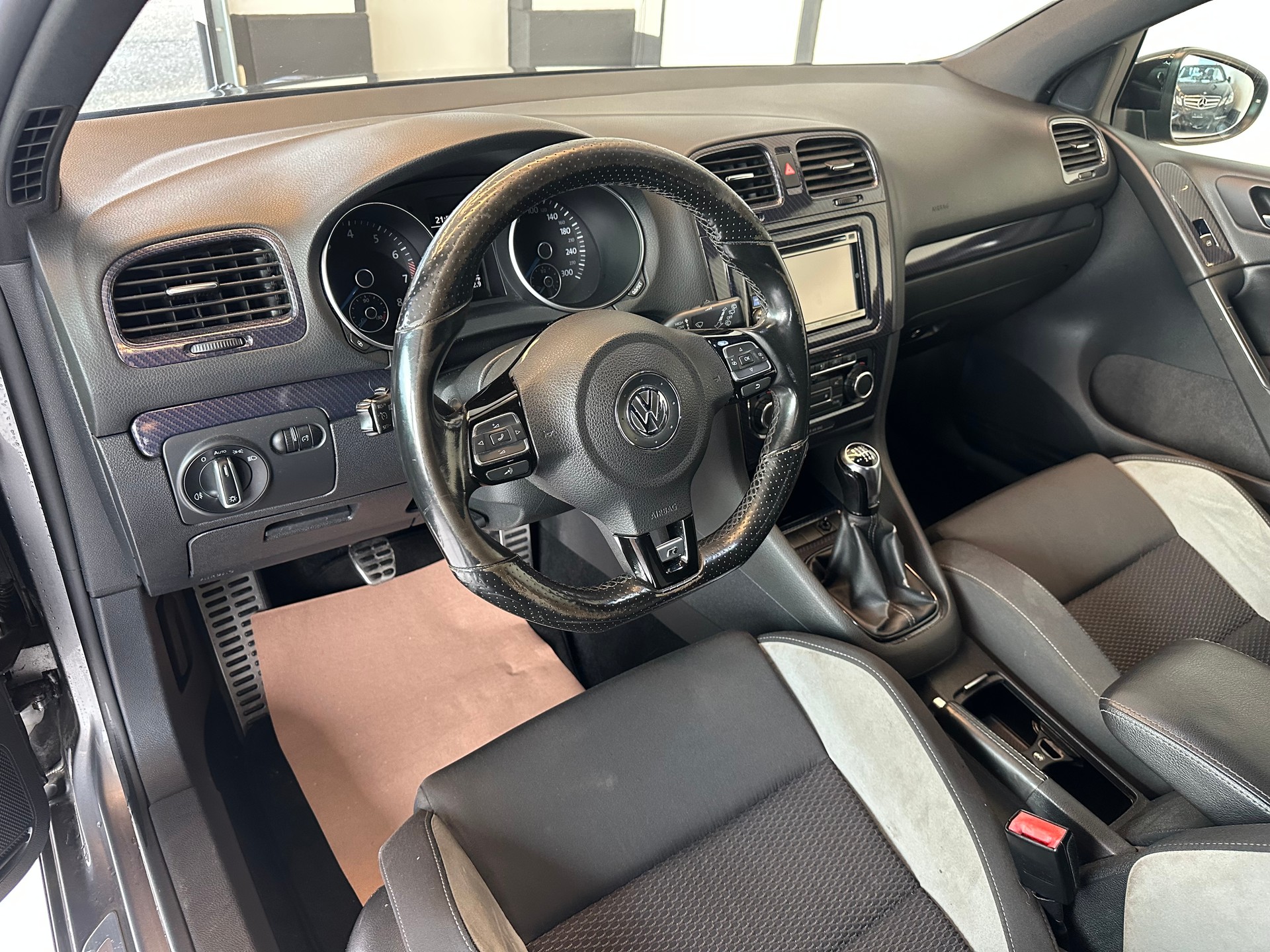 VW Golf 2.0 TSI R 4Motion-image-6