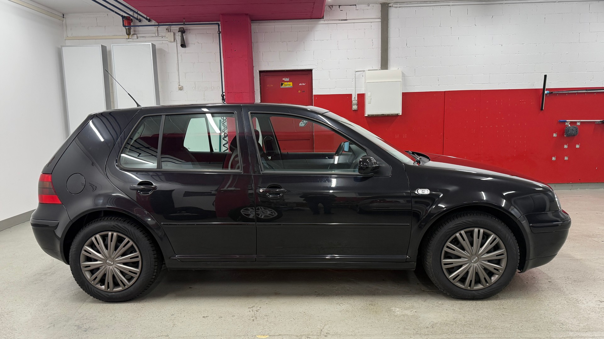VW Golf 1.8 T GTI, *gepflegtes GTI, 1 Hand Auto, frisch ab MFK & Service, 8-fach berädert, Klimatronic-image-3