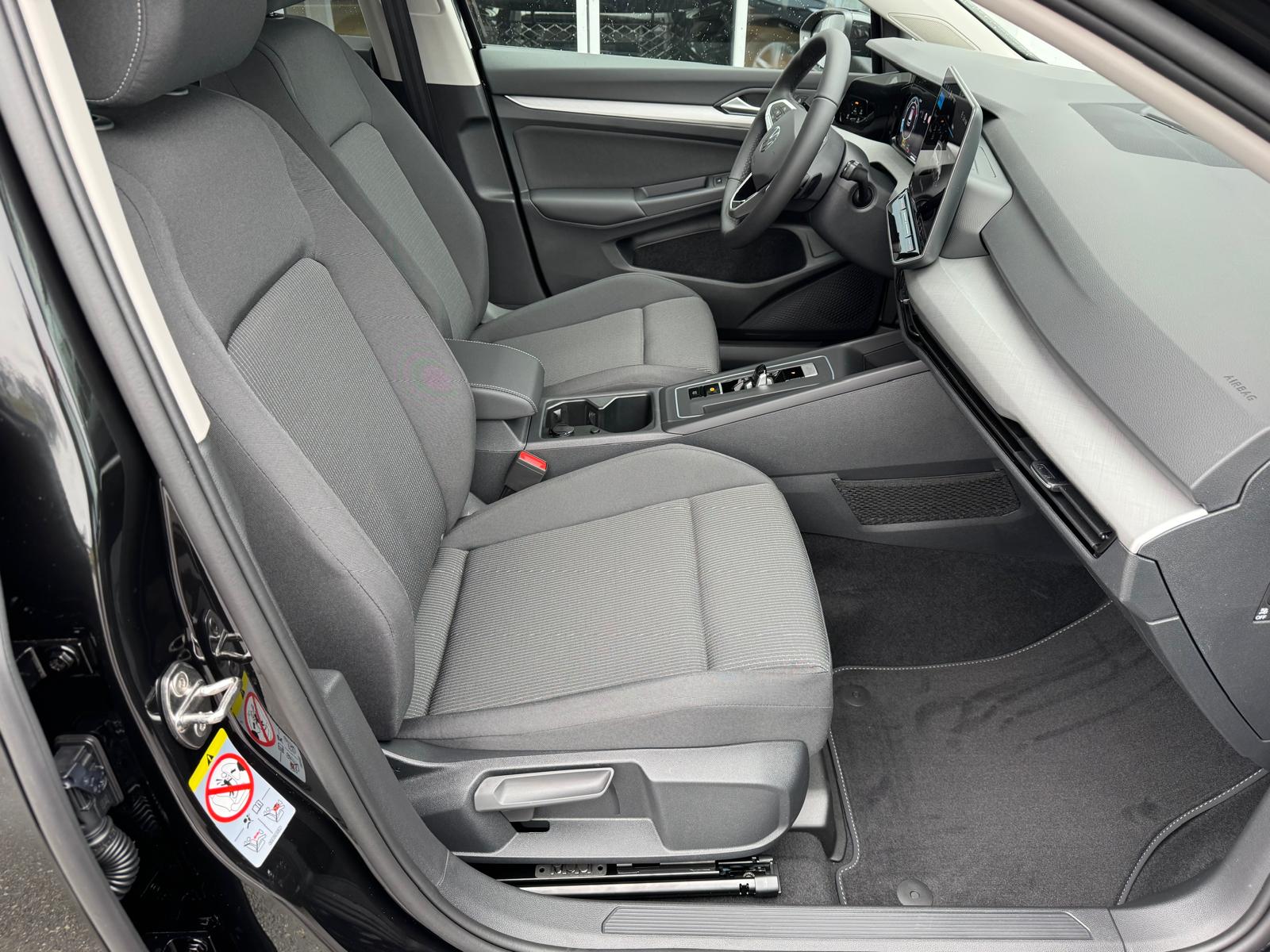 VW Golf 1.5 e TSI mHEV Basis DSG-image-2