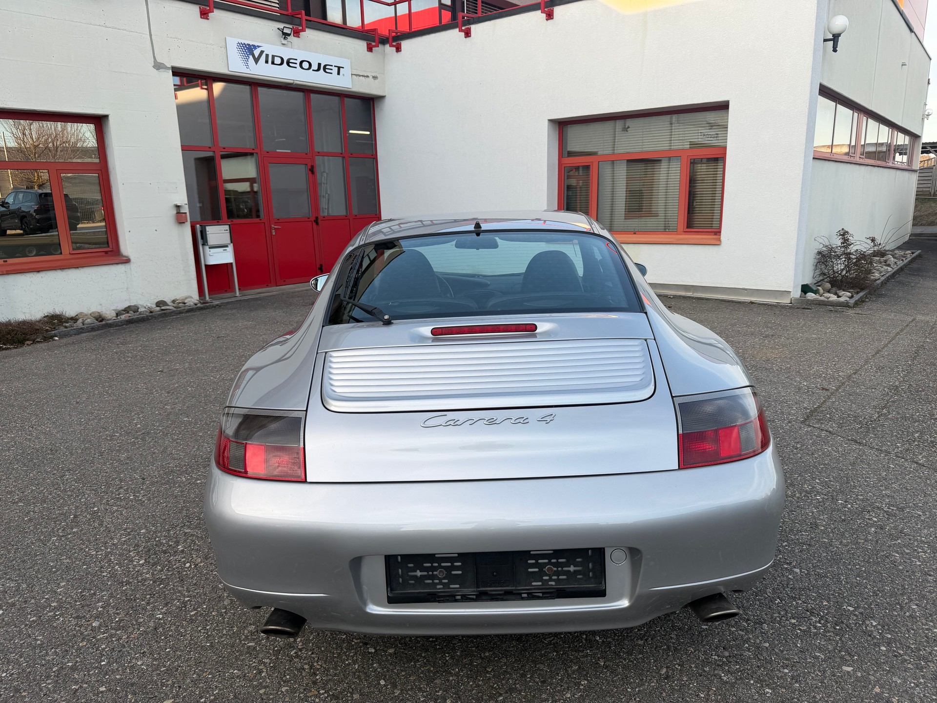 PORSCHE 911 Carrera 4-image-4
