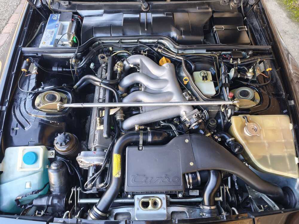 PORSCHE 944 Turbo-image-13