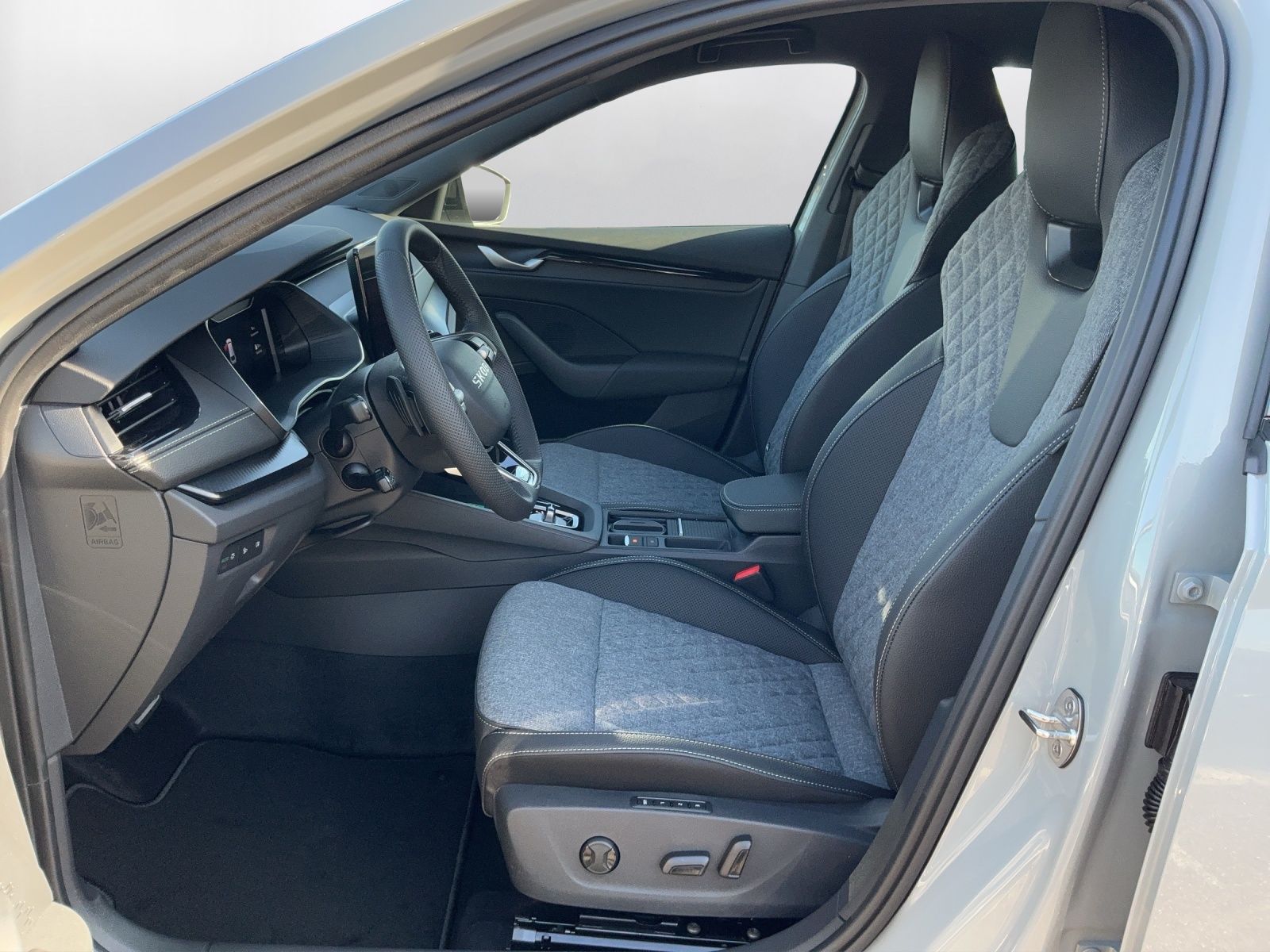 SKODA Octavia Combi 1.5 TSI mHEV DSG Sport Line-image-9