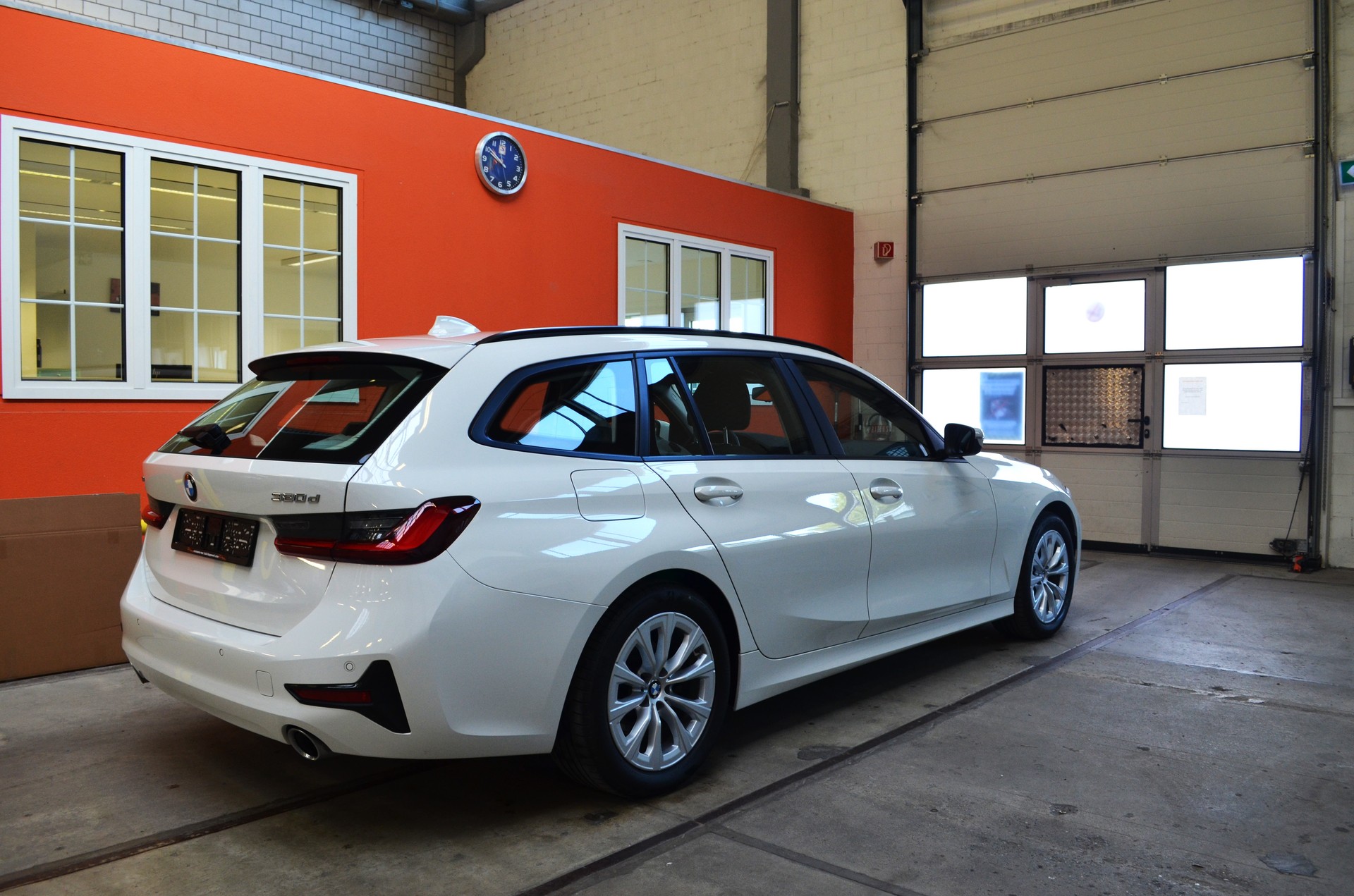 BMW 320d xDrive 48V Touring Steptronic-image-4