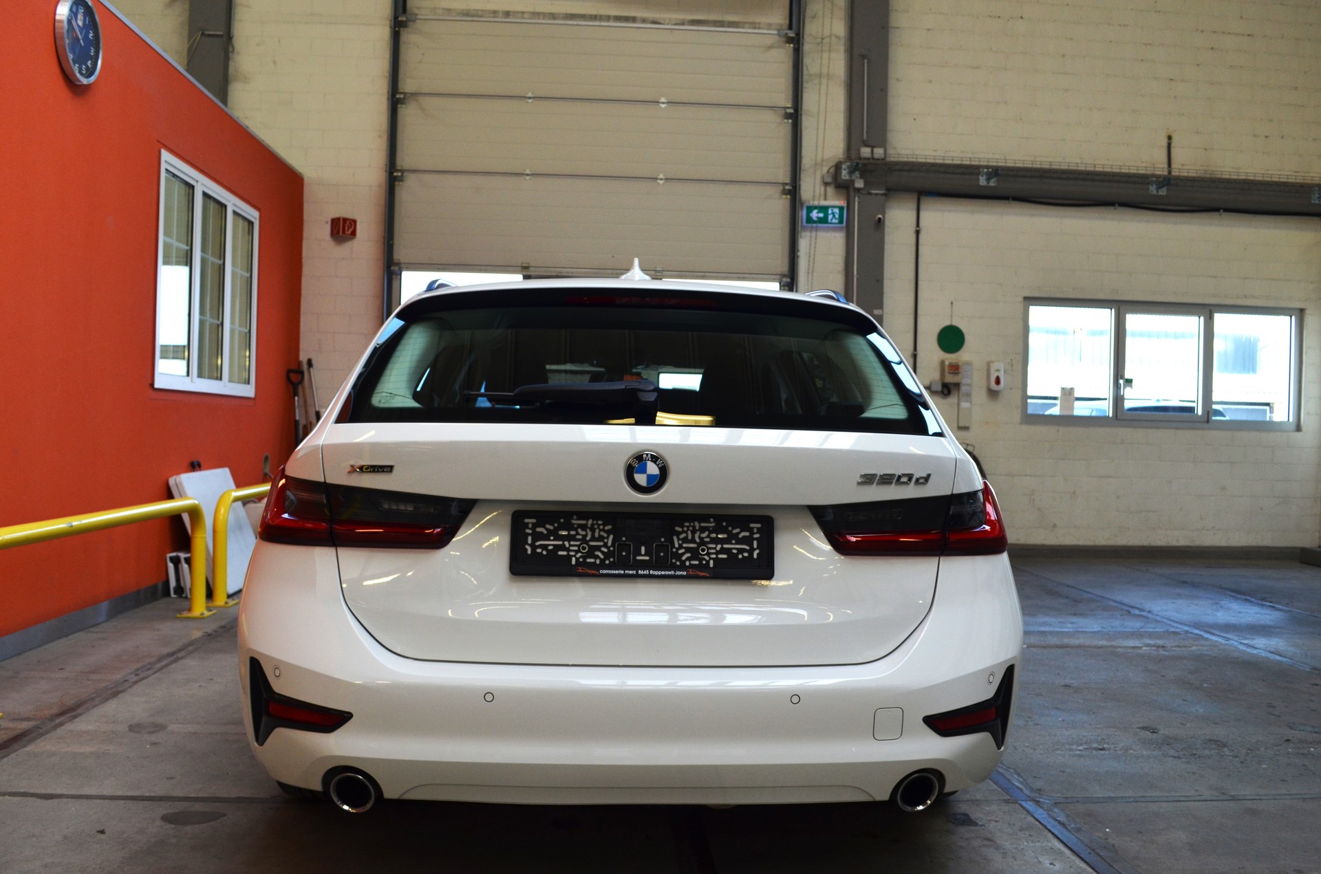 BMW 320d xDrive 48V Touring Steptronic-image-5