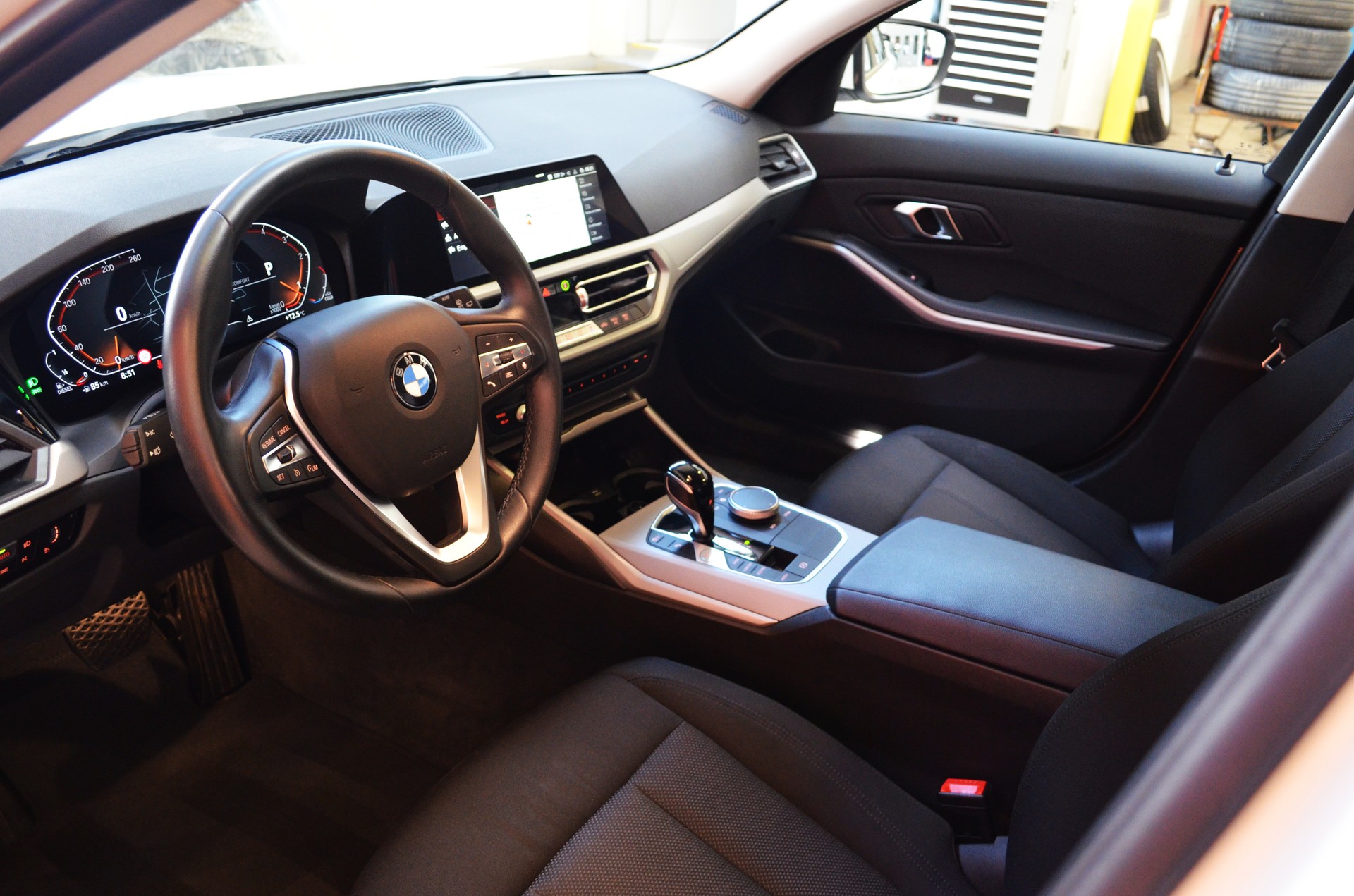 BMW 320d xDrive 48V Touring Steptronic-image-7