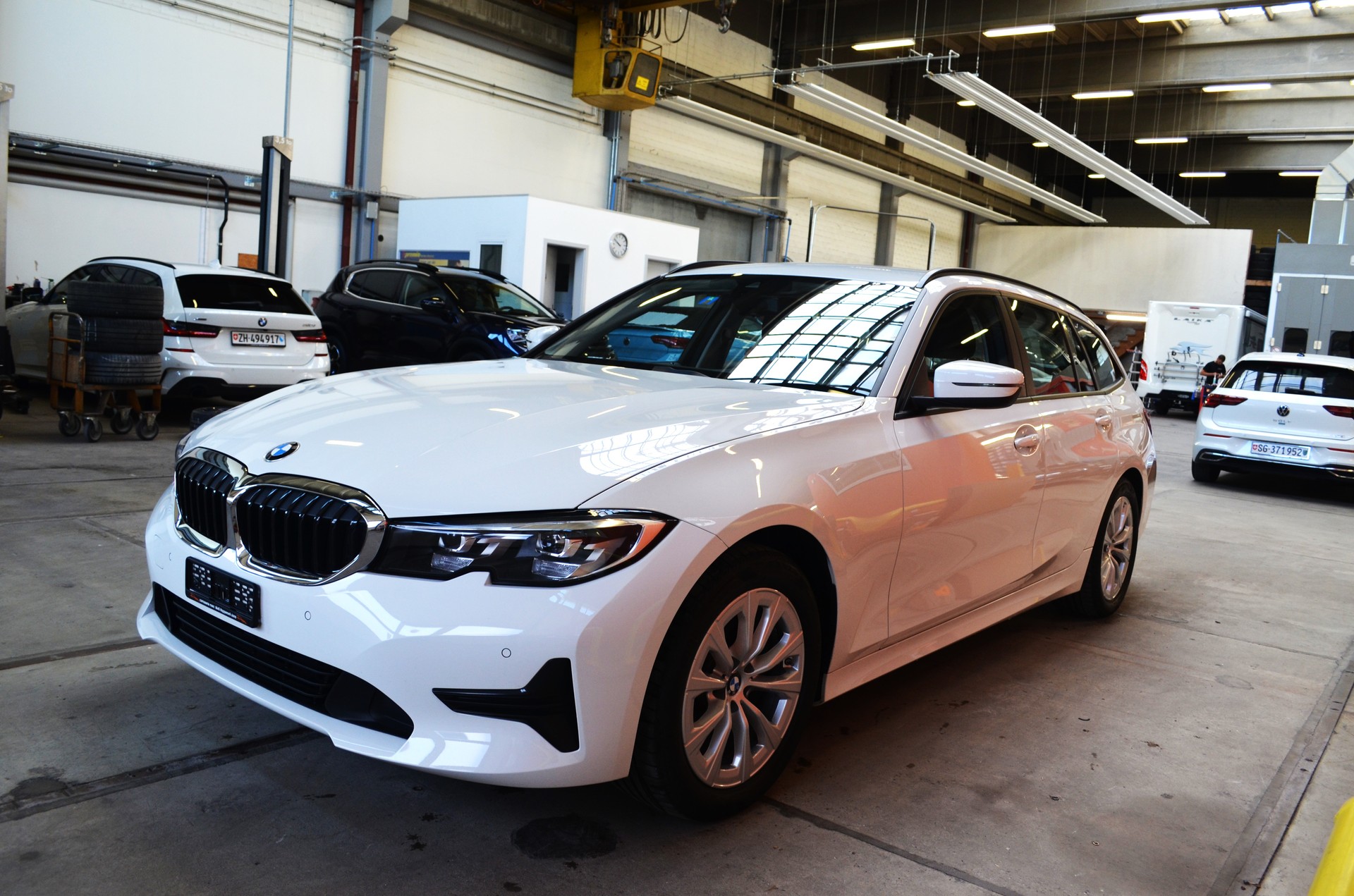 BMW 320d xDrive 48V Touring Steptronic-image-2