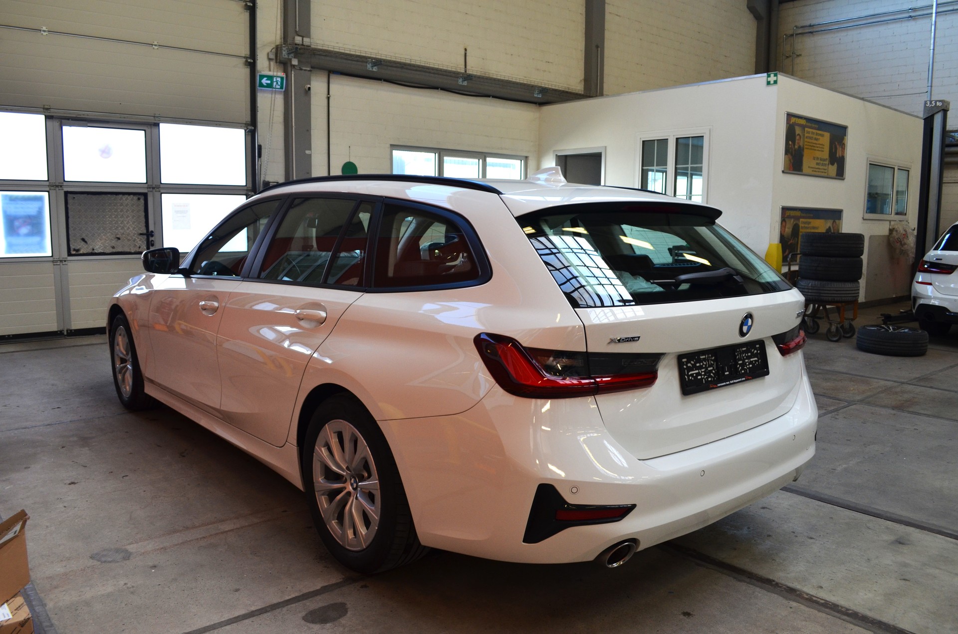 BMW 320d xDrive 48V Touring Steptronic-image-6