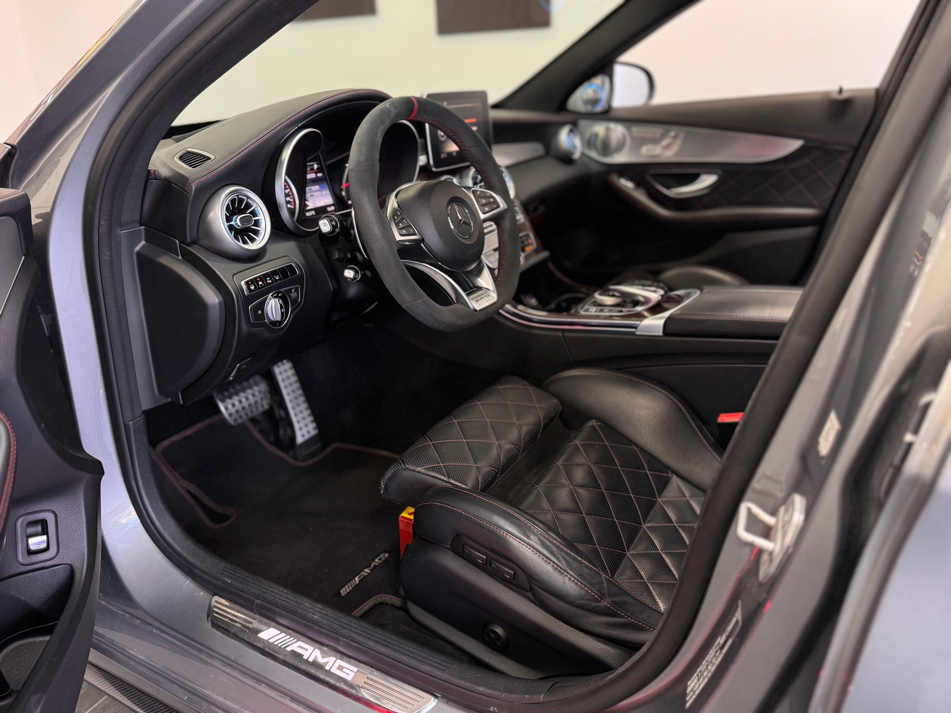 MERCEDES-BENZ C 63 S AMG Edition 1 Speedshift *Panorama / Carbon Exterieur & Interieur / Burmester / Head-Up / Schalensitze*-image-5