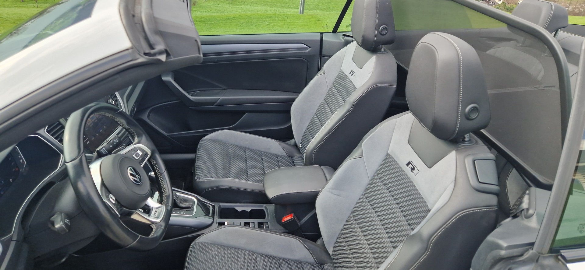 VW T-Roc Cabriolet R-Line "Black&White 1.5TSI DSG-image-2