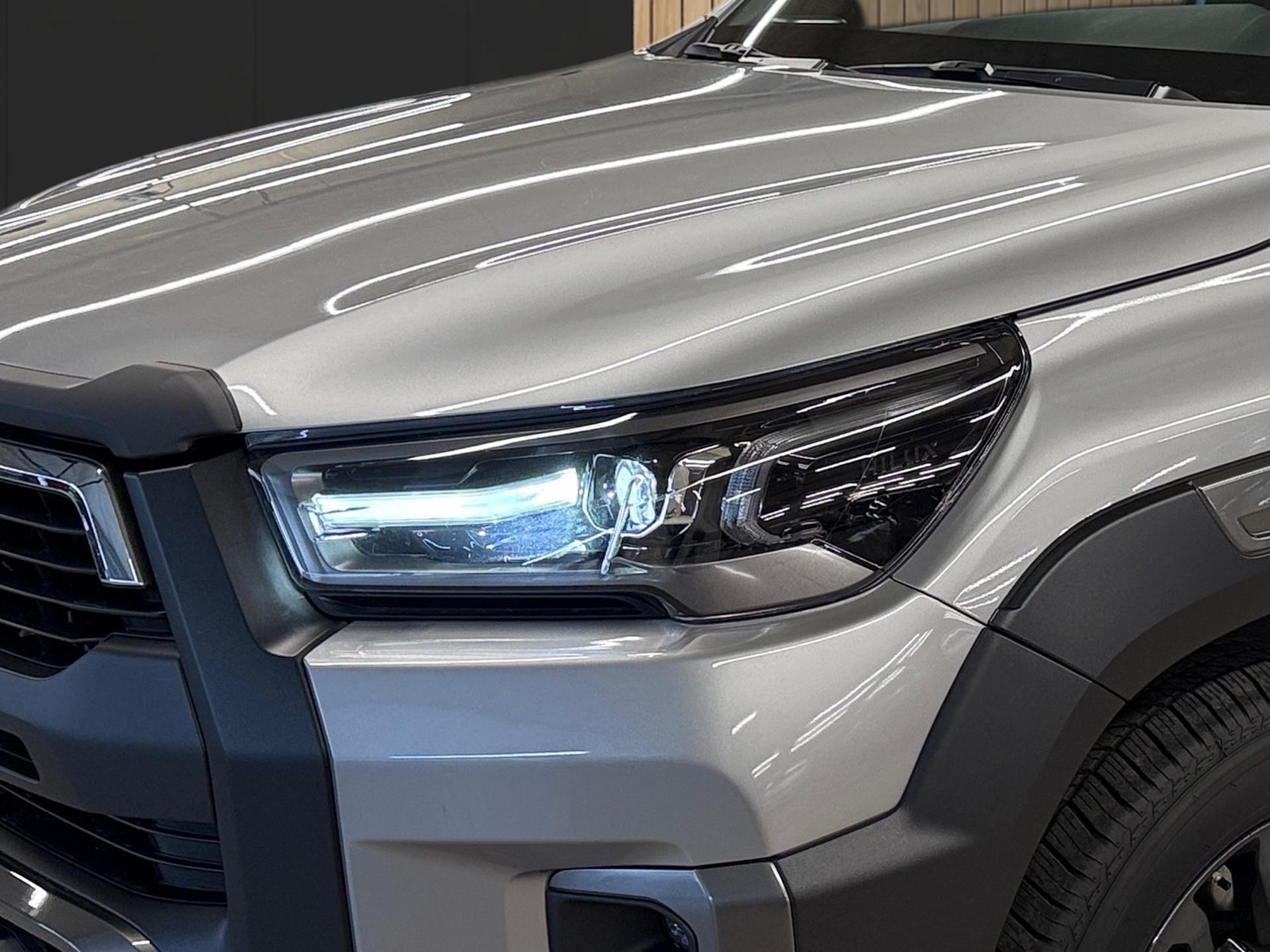 TOYOTA Hilux Double Cab.-Pick-up 2.8 D-4D MHEV 204 Invincible-image-8