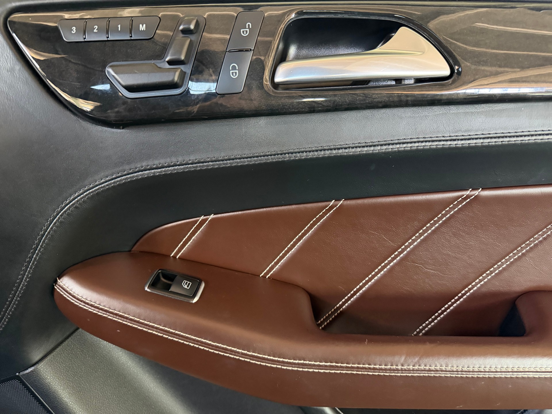 MERCEDES-BENZ ML 63 AMG 4Matic *** AMG Driver Package *** Speedshift Automat-image-11