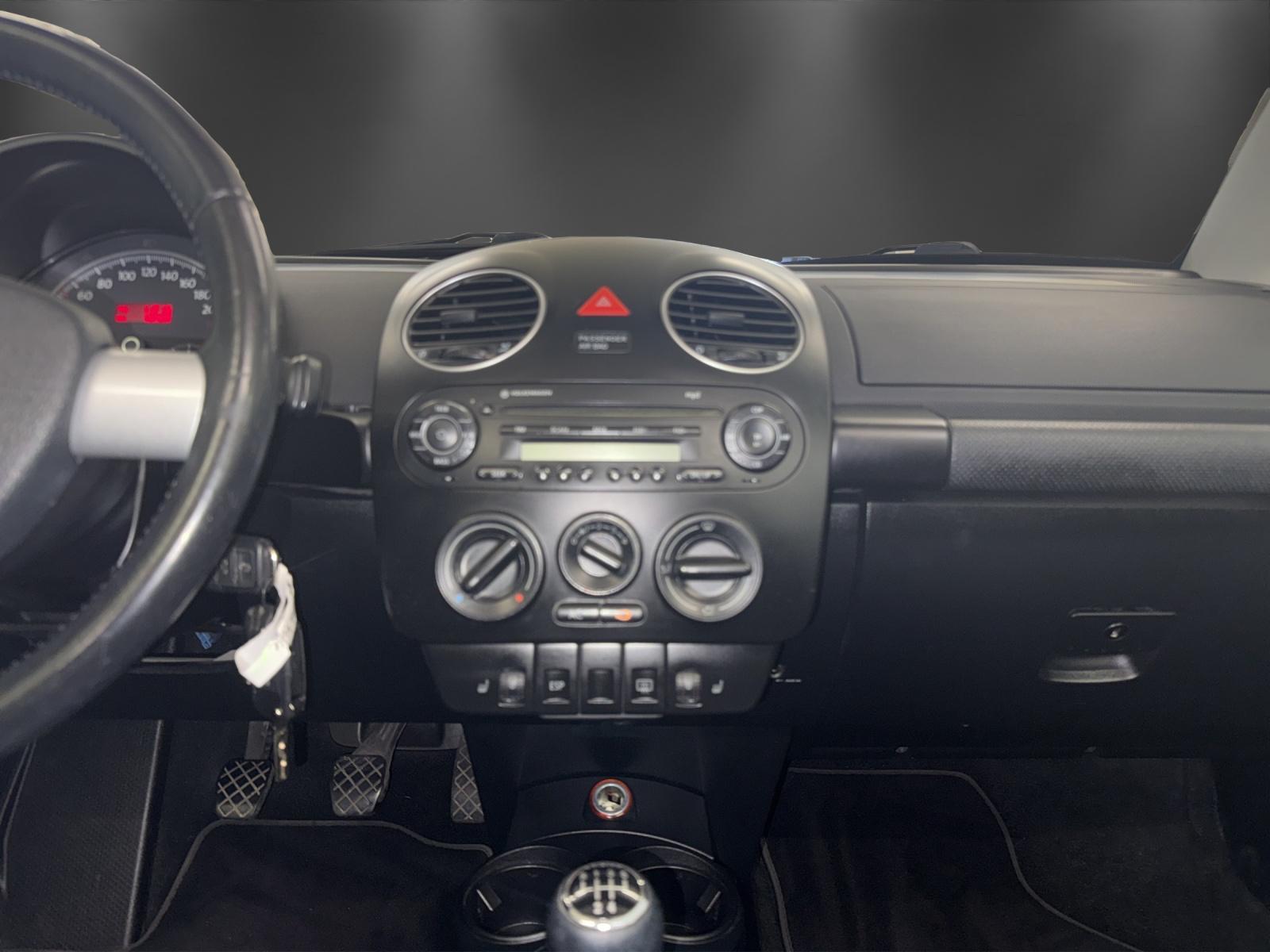 VW Beetle Cabrio 1.8 T Sixty-image-10