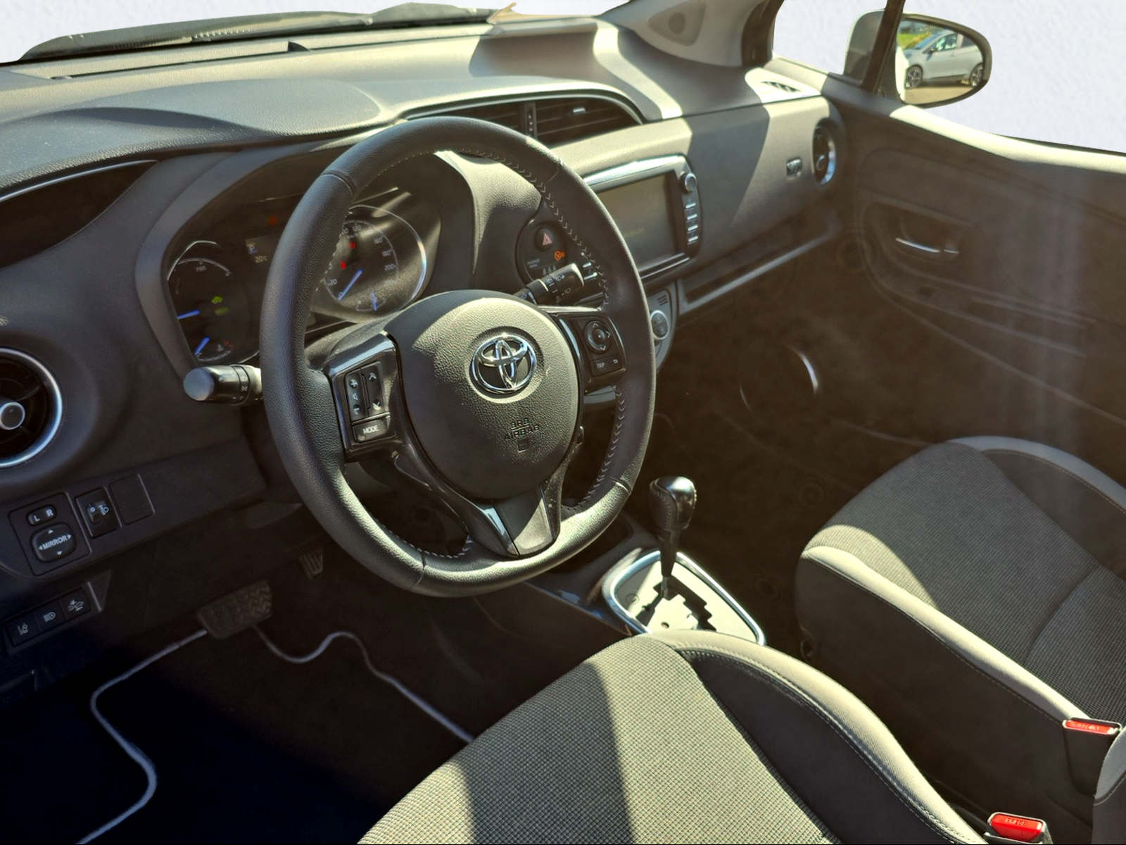 TOYOTA Yaris 1.5 VVT-i Hybrid Trend e-CVT-image-9