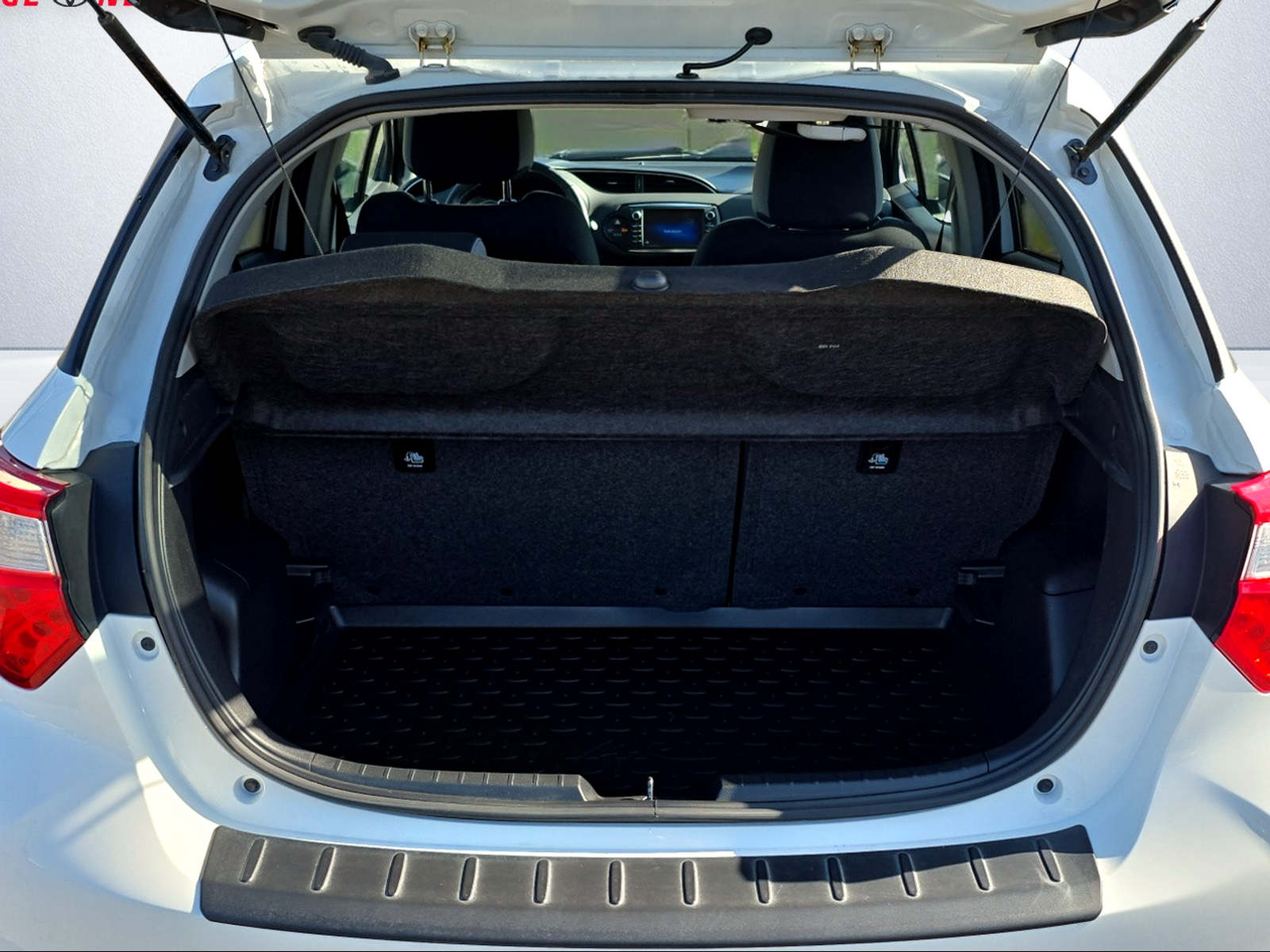 TOYOTA Yaris 1.5 VVT-i Hybrid Trend e-CVT-image-4